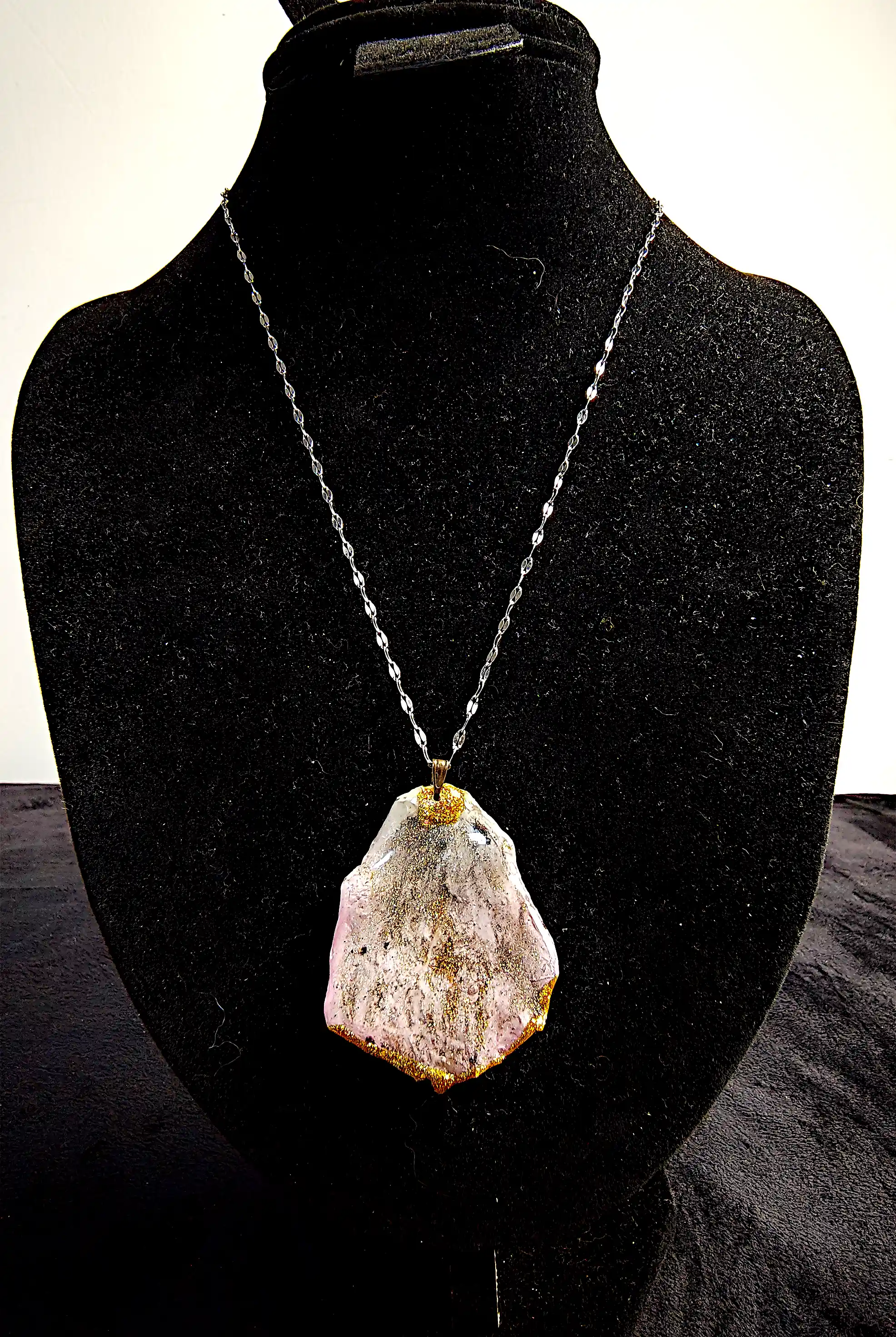 Flori Naturale - Pandantiv handmade din petală naturală de trandafir cu reflexe aurii și accente roz – SM 44