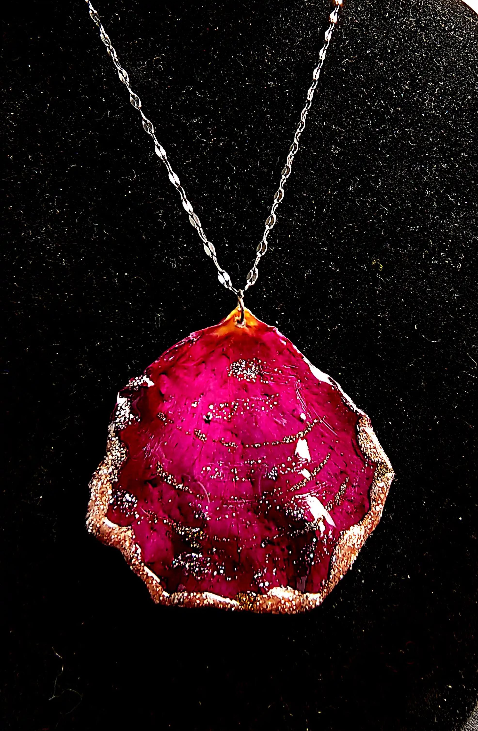 Flori Naturale - Pandantiv handmade din petală naturală de trandafir fucsia cu accente aurii – SM 39