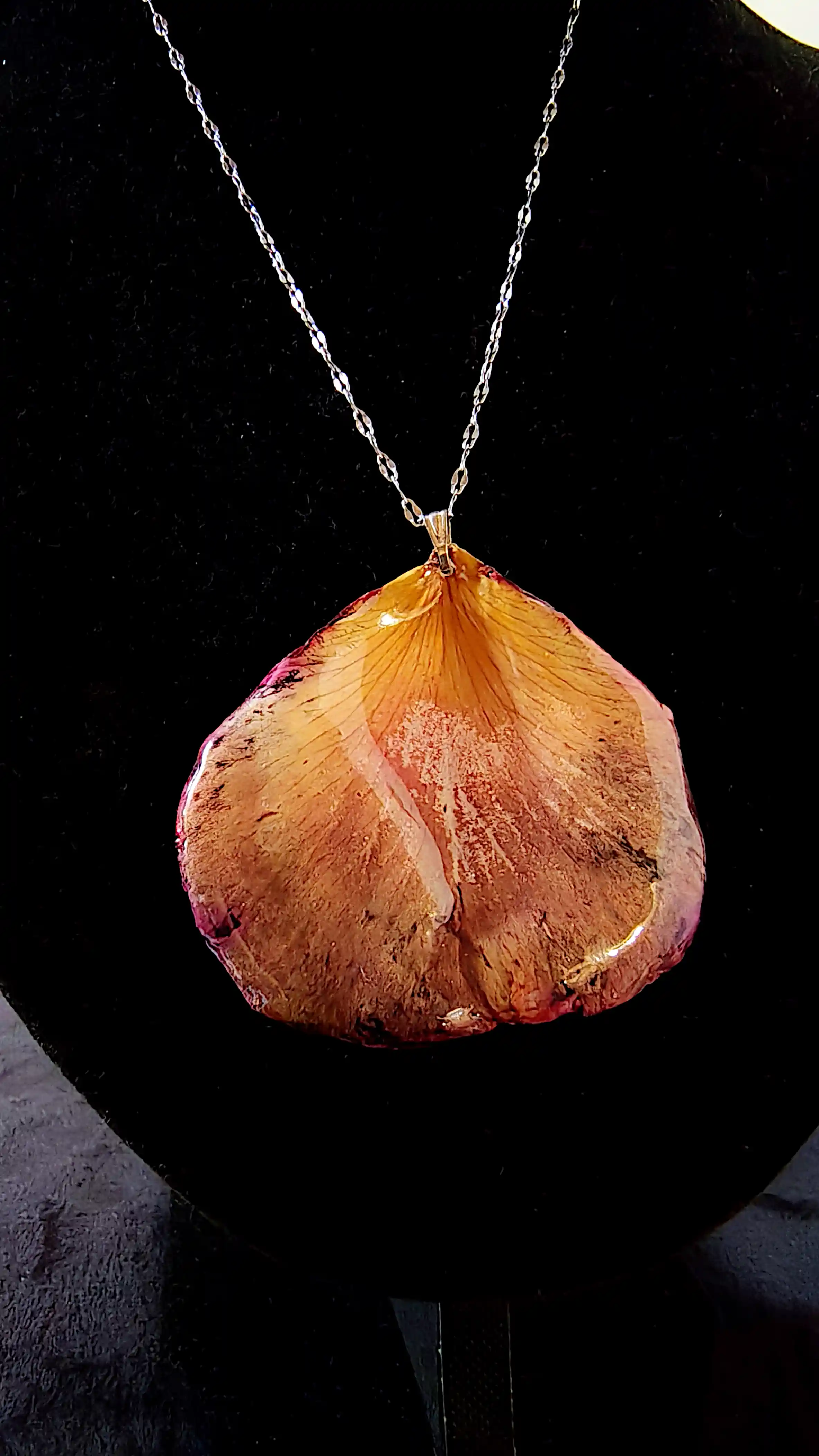 Flori Naturale - Pandantiv handmade din petală naturală de trandafir în nuanțe aurii și roz – SM 98