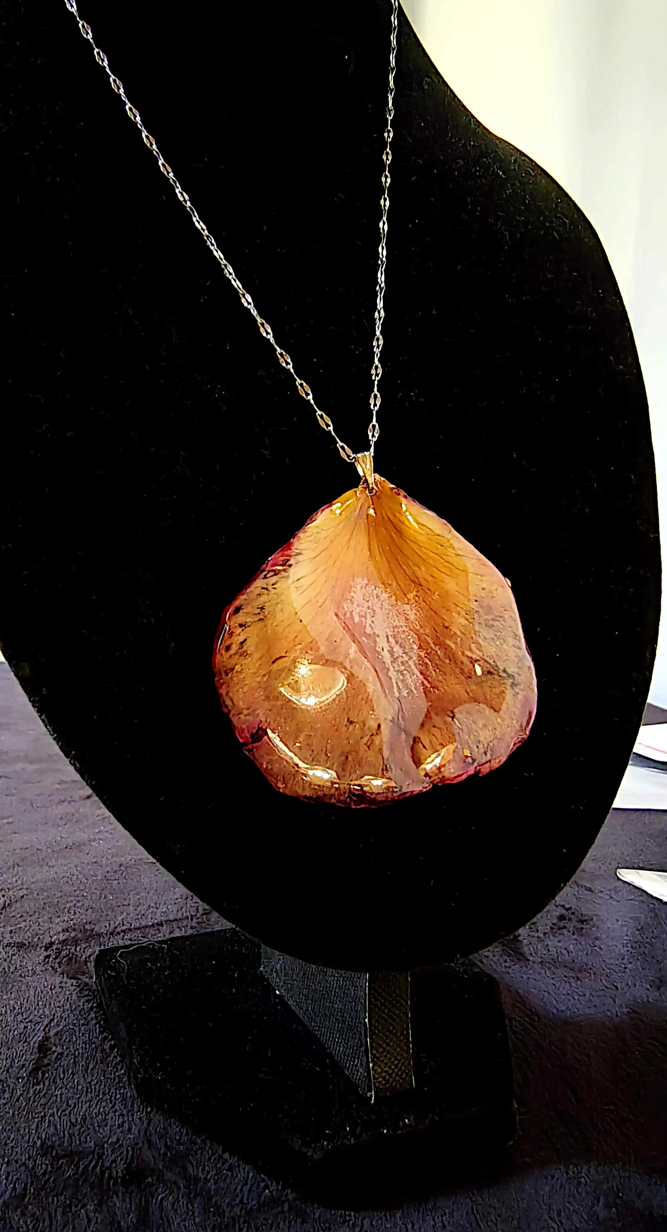 Pandantiv handmade din petală naturală de trandafir în nuanțe aurii și roz – SM 98 [1]