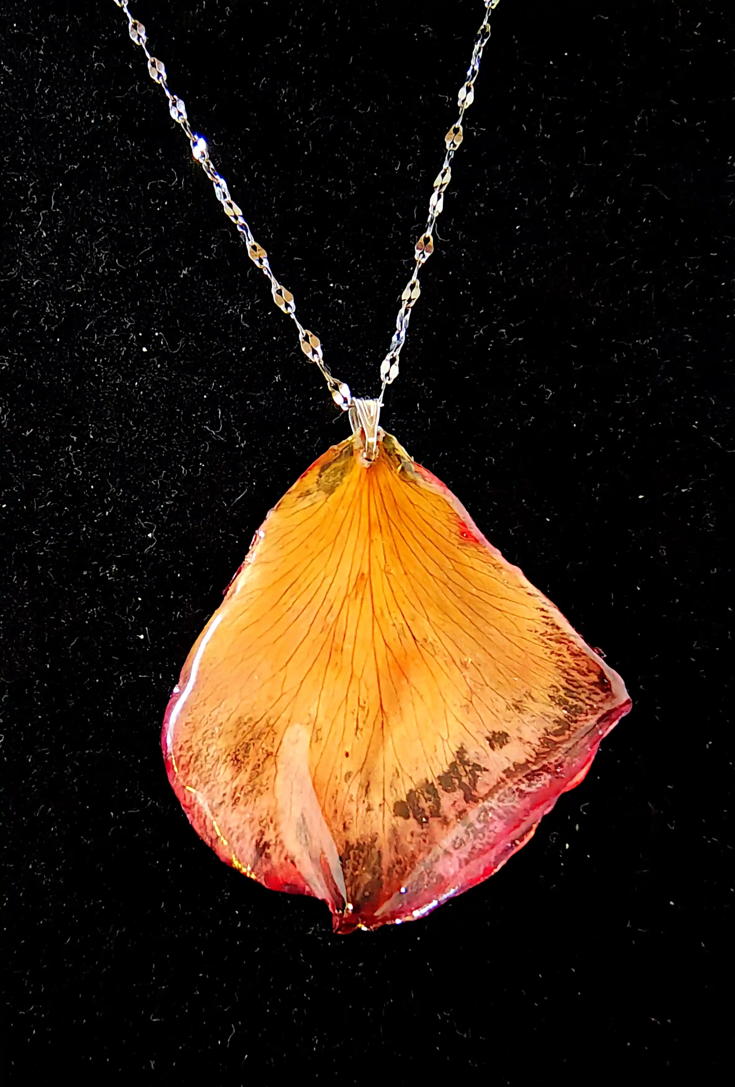 Flori Naturale - Pandantiv handmade din petală naturală de trandafir portocaliu-roșiatic – SM 117