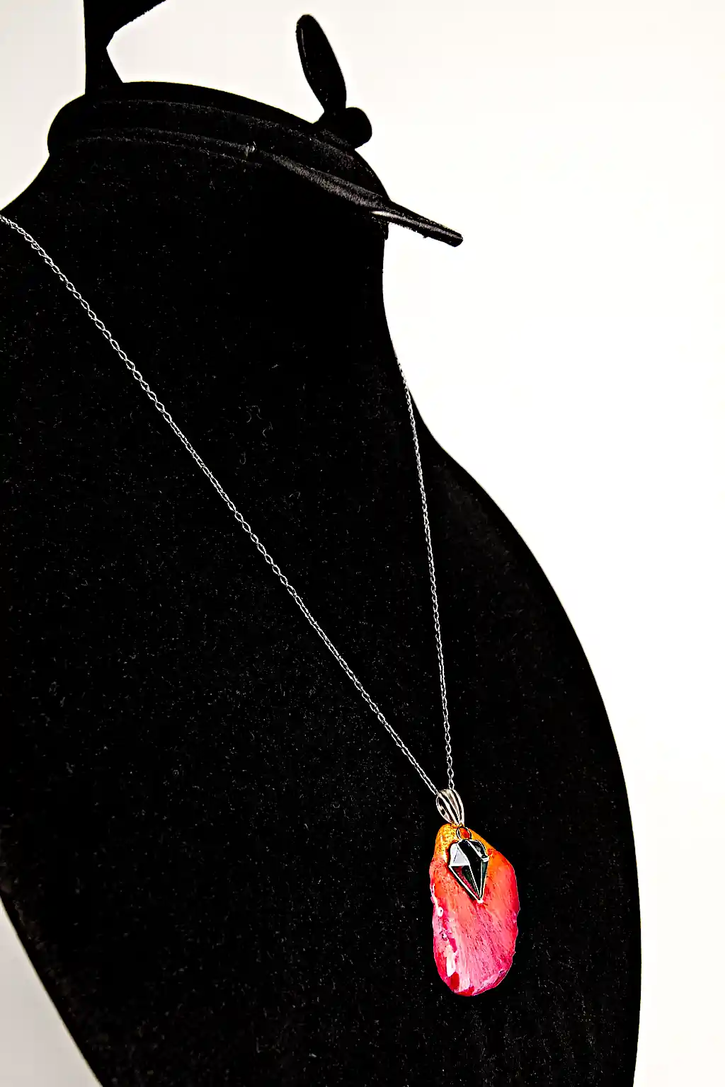 Flori Naturale - Pandantiv handmade din petală naturală de trandafir roșu cu accent metalic negru – SM 80