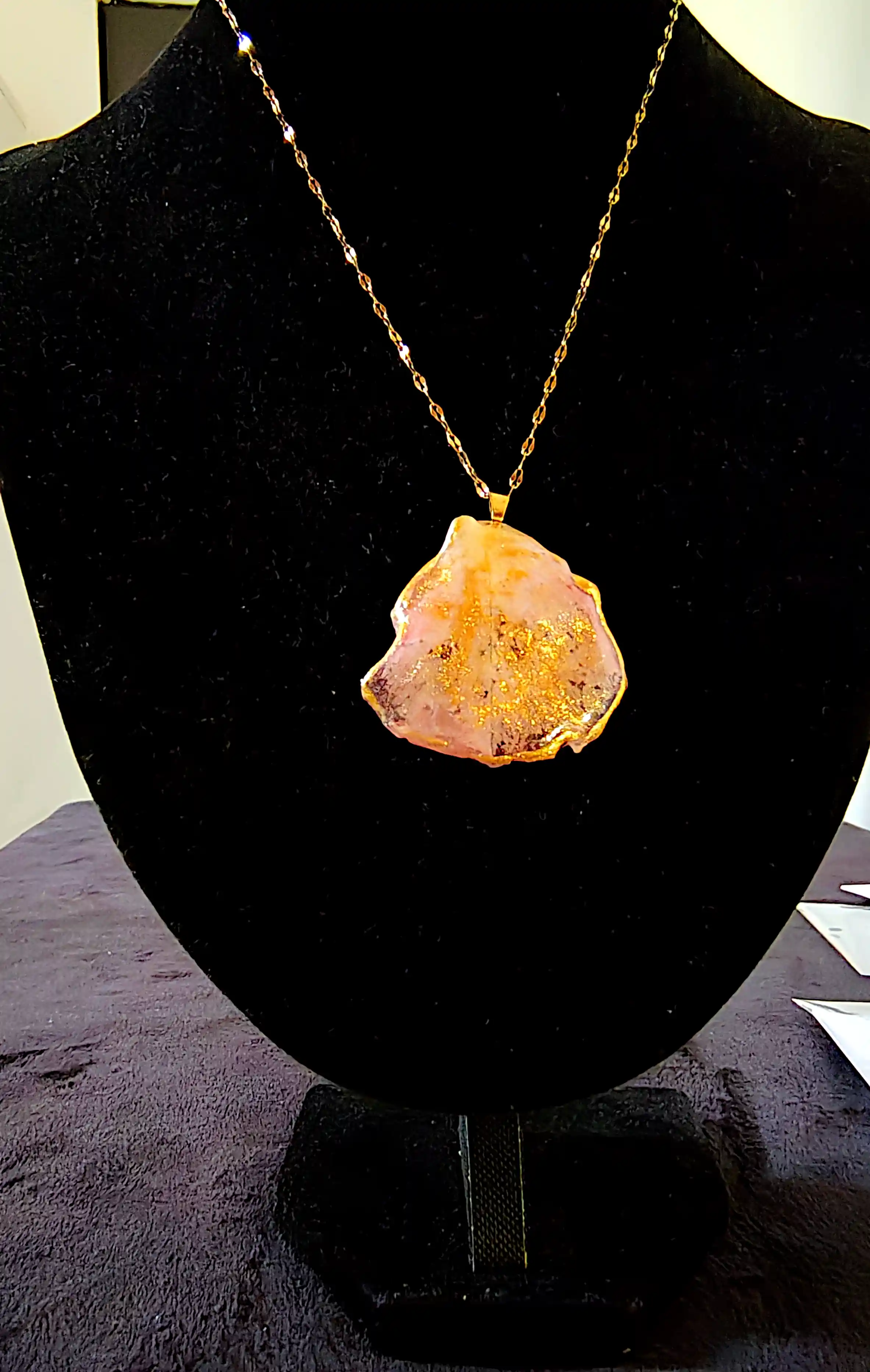 Bijuterii Dama - Pandantiv Handmade din Petală Naturală de Trandafir Roz cu Accente Aurii – SM 24