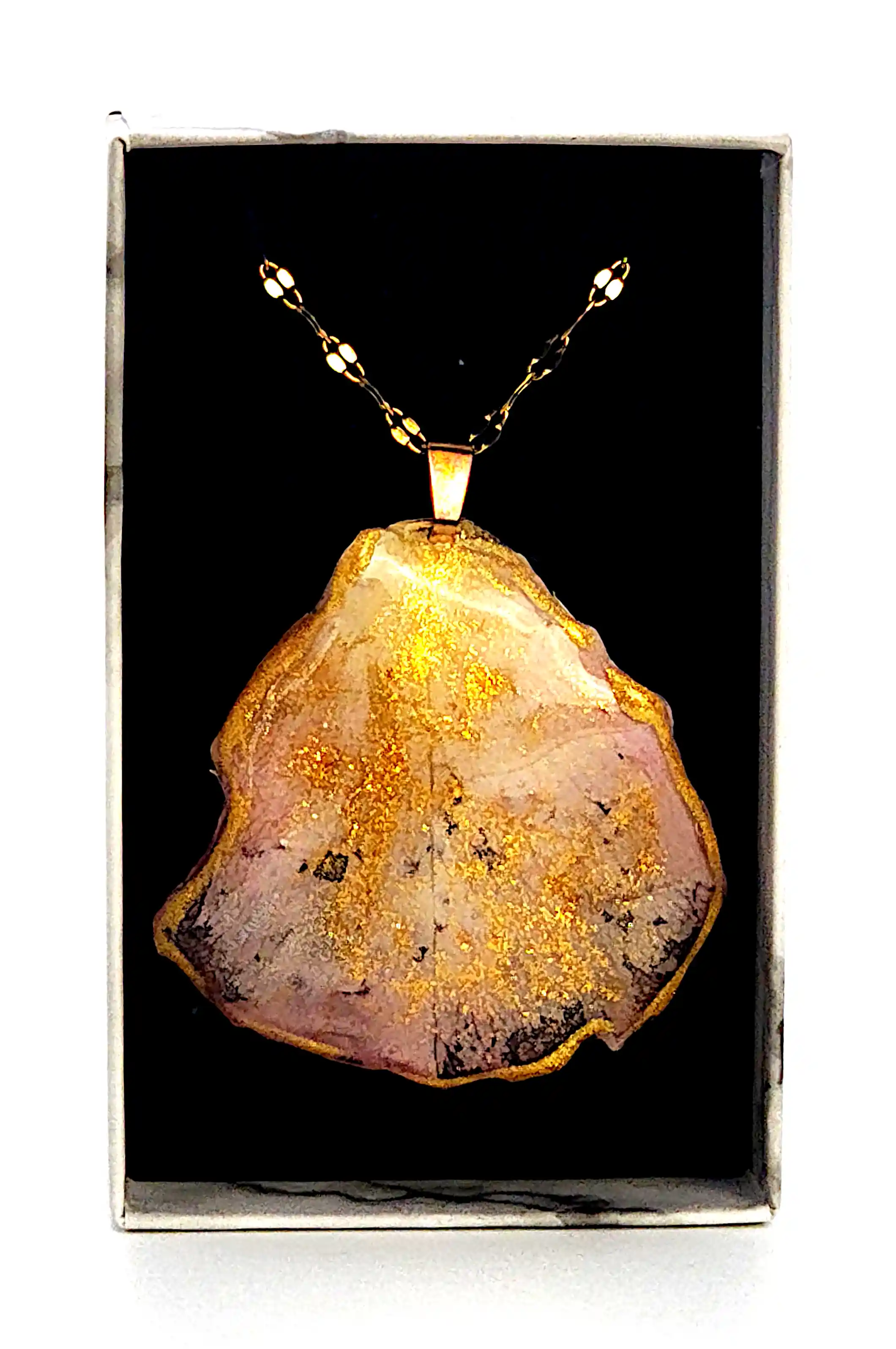 Flori Naturale - Pandantiv Handmade din Petală Naturală de Trandafir Roz cu Accente Aurii – SM 24