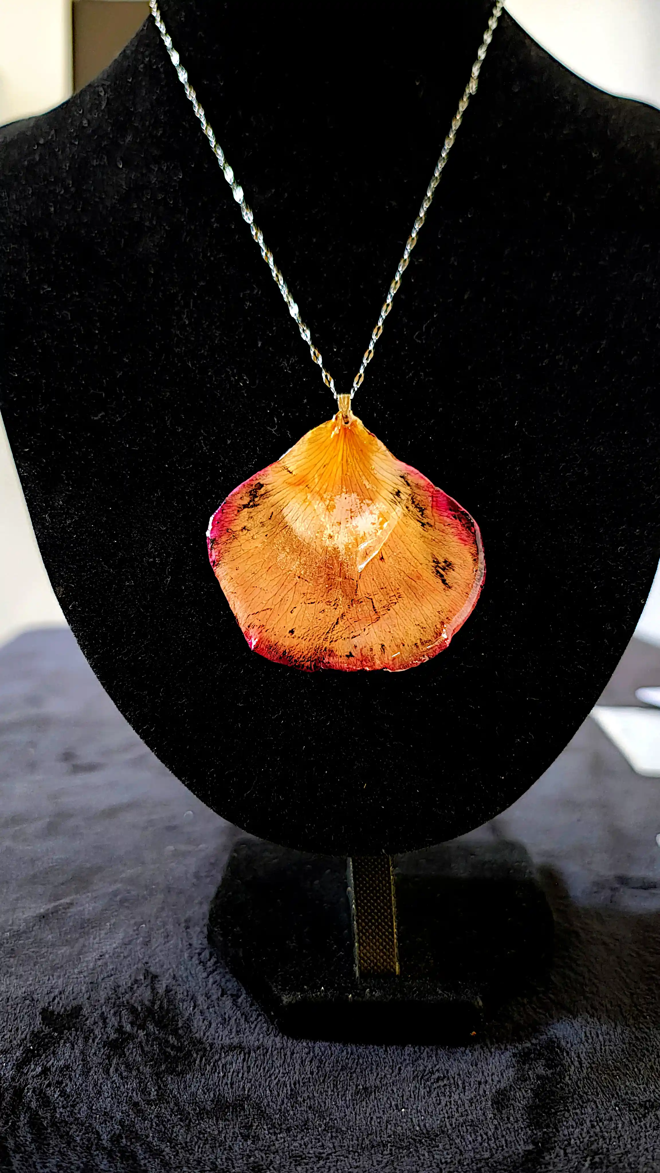 Flori Naturale - Pandantiv handmade din petală naturală de trandafir sigilată în rășină – SM 27