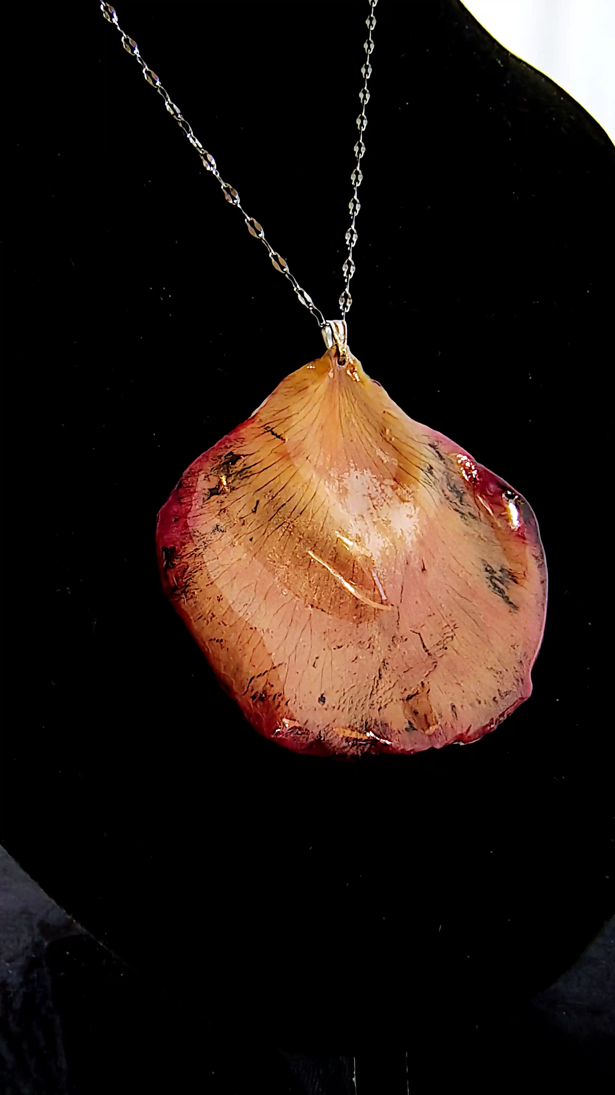 Pandantiv handmade din petală naturală de trandafir sigilată în rășină – SM 27 [1]