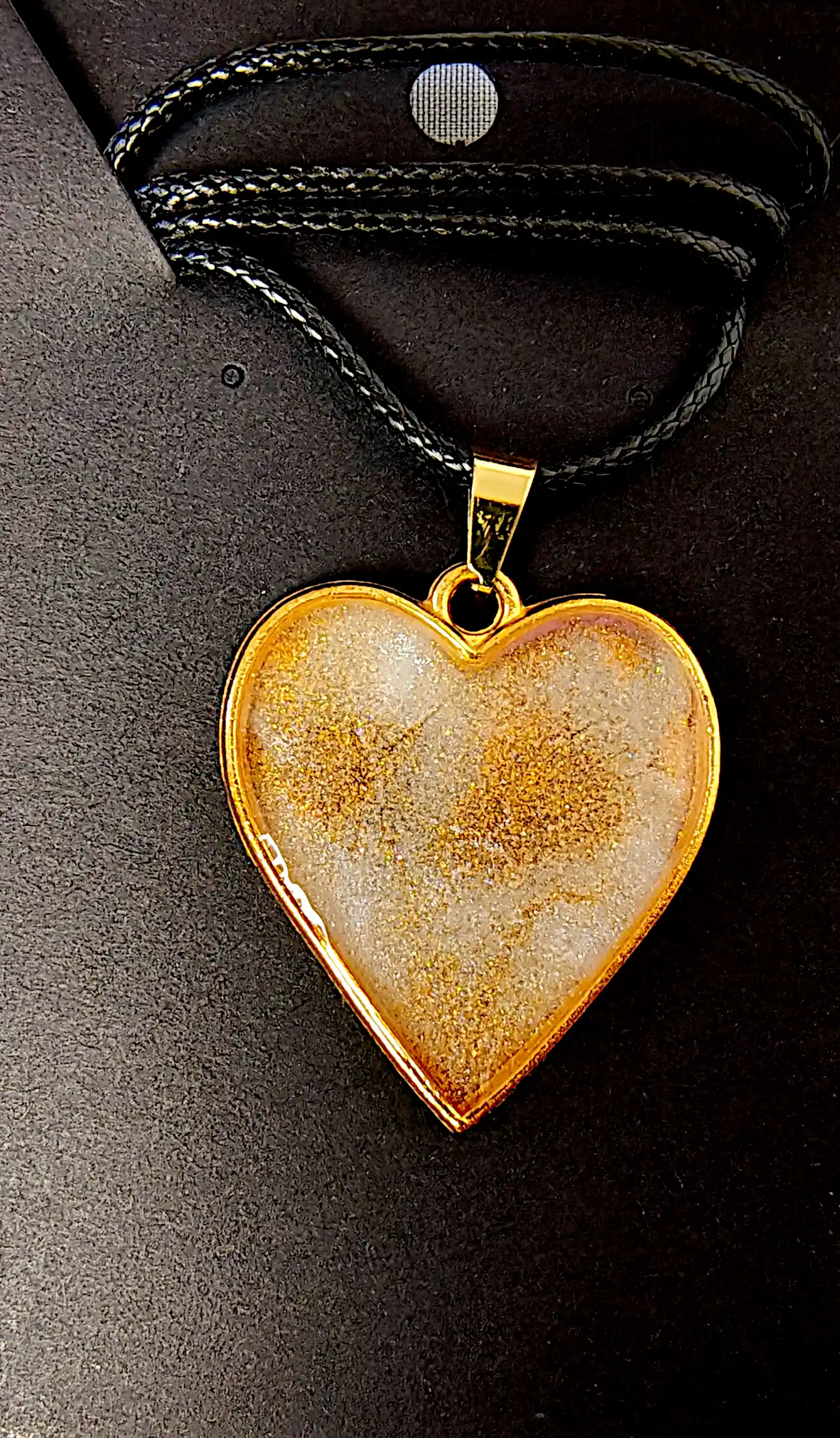 Pandantive din Rășină Epoxidică - Pandantiv Handmade din Rășină Epoxidică Inimă Alb-Auriu – SM 160