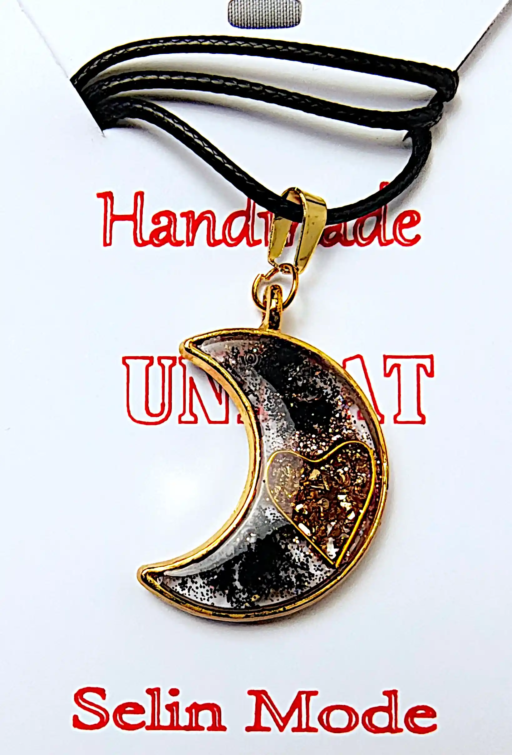 Pandantive din Rășină Epoxidică - Pandantiv Handmade din Rășină Epoxidică Semilună cu Inimă Auriu-Negru – SM 156