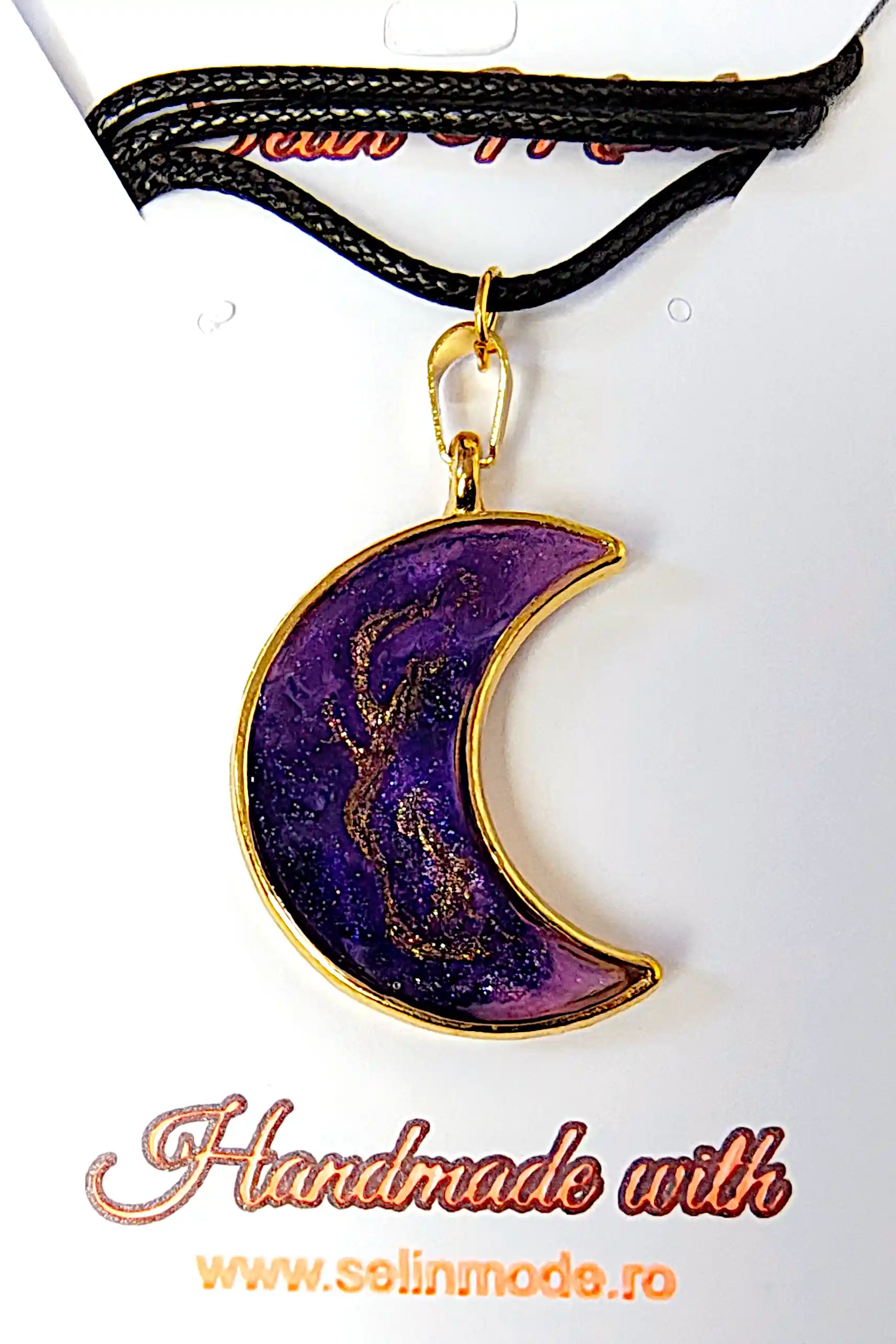 Pandantive din Rășină Epoxidică - Pandantiv Handmade din Rășină Epoxidică Semilună Mov cu Accente Aurii – SM 161