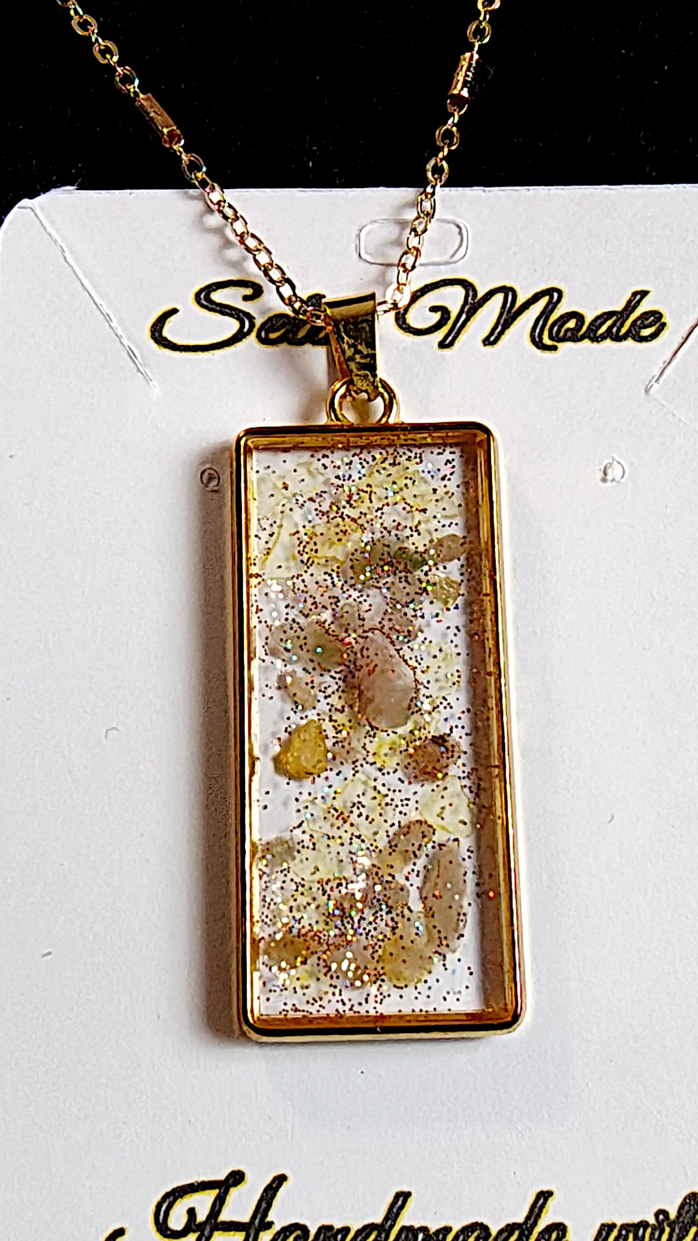 Bijuterii damă pietre semiprețioase - Pandantiv Rectangular cu Cuarț Transparent și Accente Aurii – SM 47 | Bijuterie Handmade Selin Mode