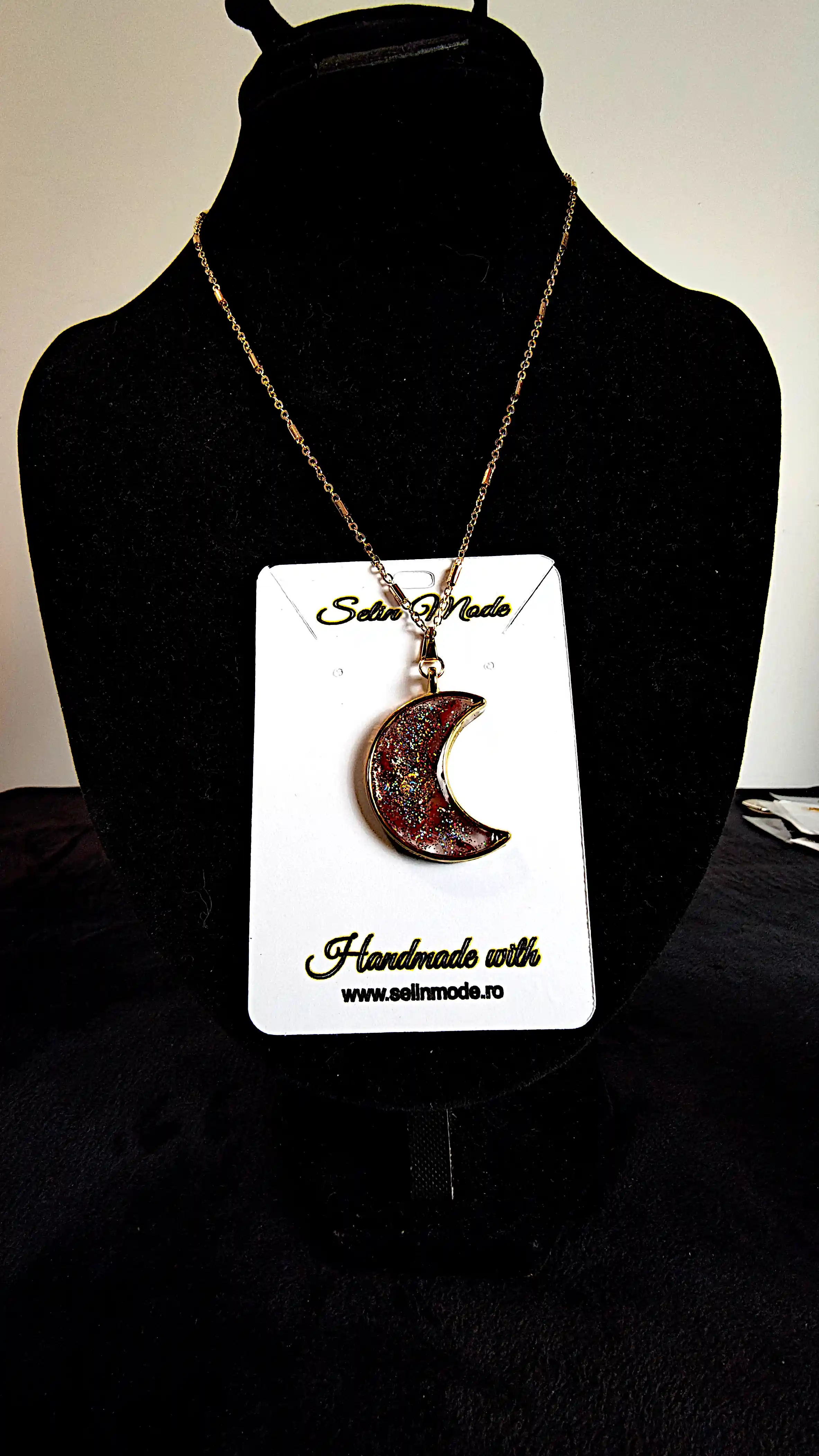 Bijuterii damă pietre semiprețioase - Pandantiv Semilună cu Jasp Roșu – SM 73 | Bijuterie Handmade Selin Mode