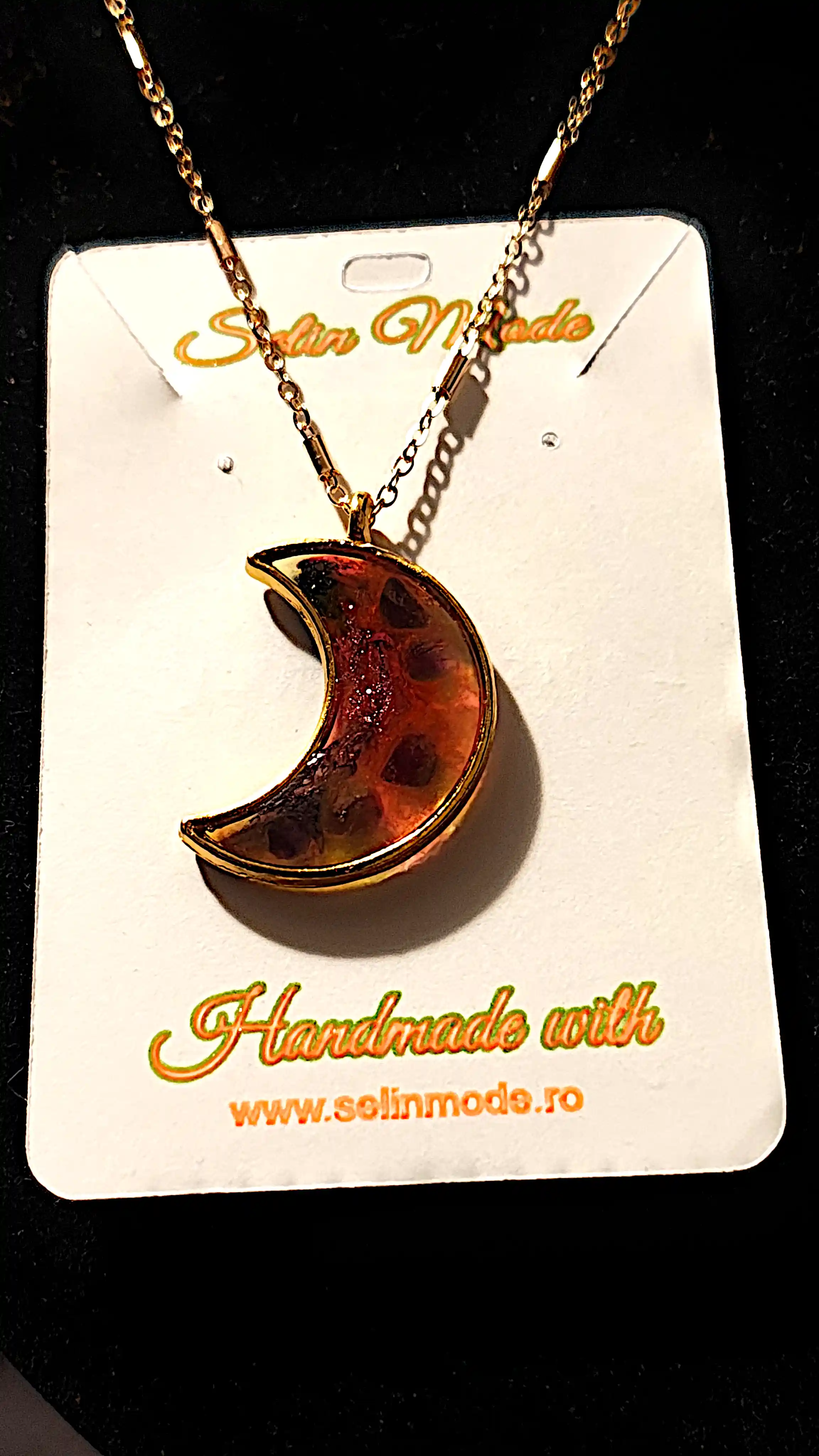 Bijuterii damă pietre semiprețioase - Pandantiv Semilună – Design Artistic în Rășină cu Accente Decorative SM 46 | Handmade Selin Mode