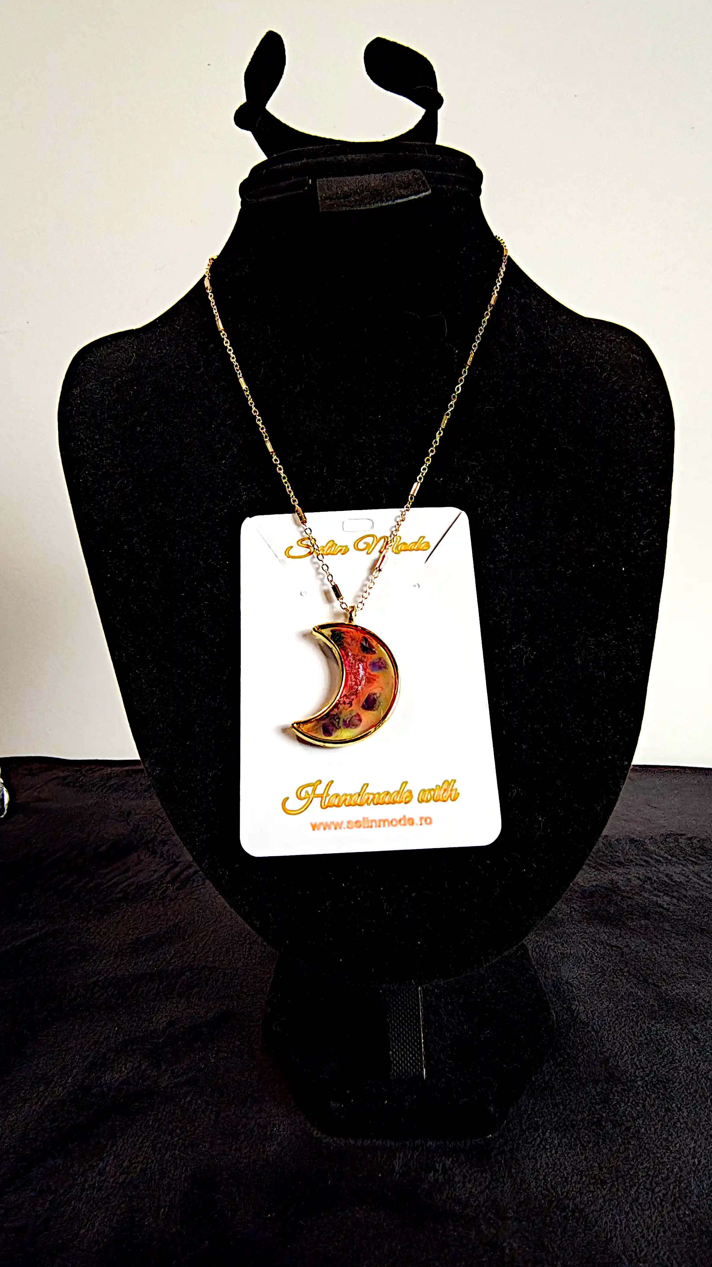 Pandantiv Semilună – Design Artistic în Rășină cu Accente Decorative SM 46 | Handmade Selin Mode [1]