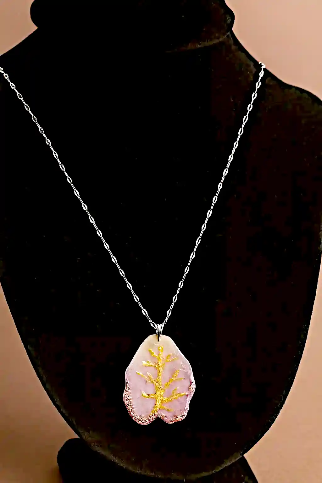 Flori Naturale - Pandantiv SM 03 – Petală naturală de trandafir cu model auriu