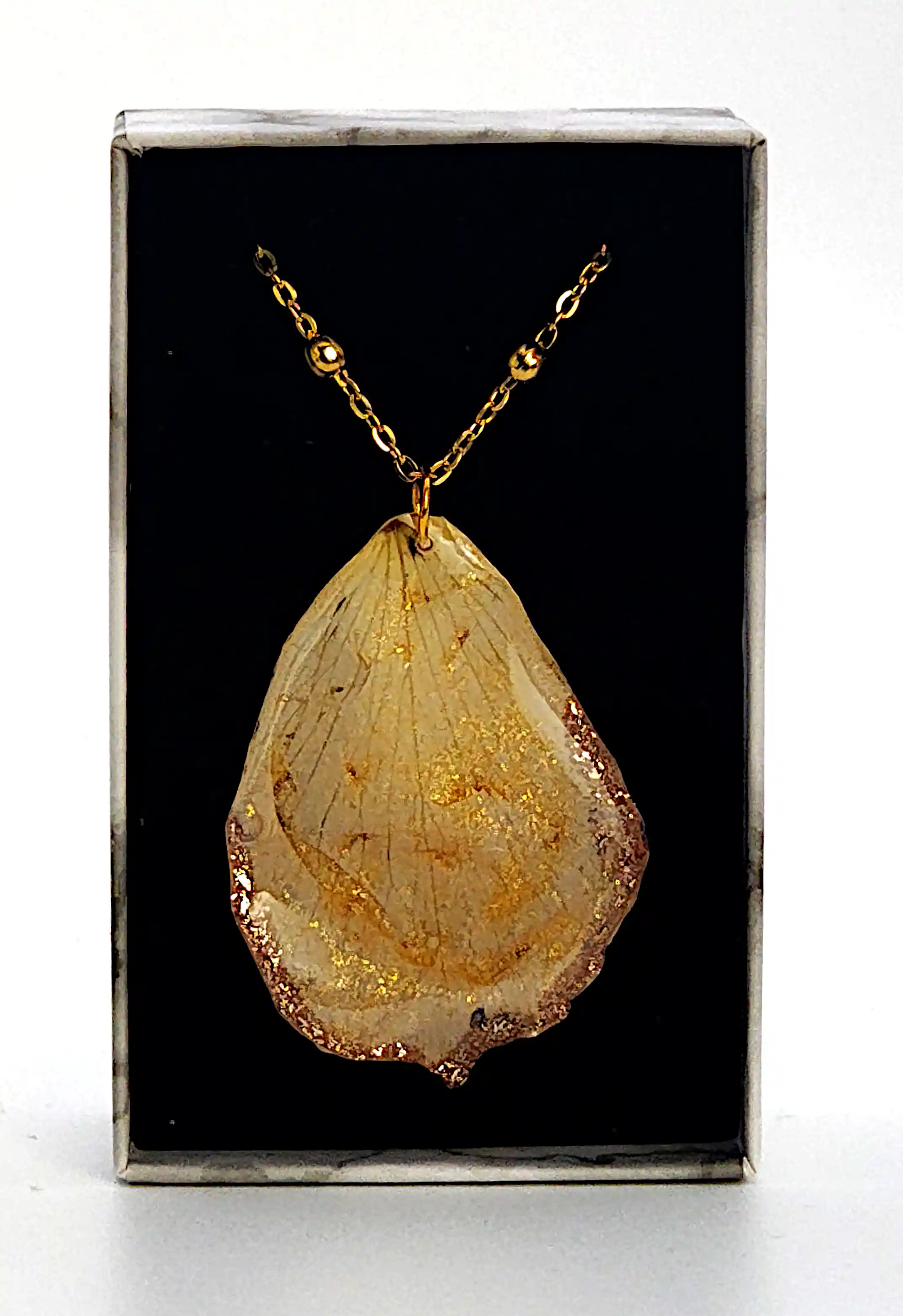 Flori Naturale - Pandantiv SM 07 – Petală naturală de trandafir în rășină transparentă cu lanț auriu