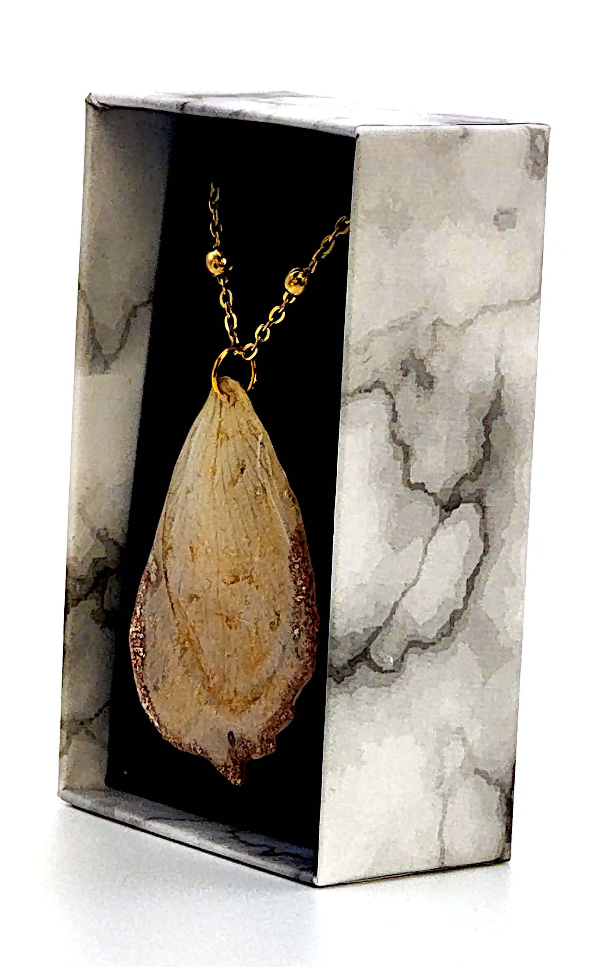 Pandantiv SM 07 – Petală naturală de trandafir în rășină transparentă cu lanț auriu [2]