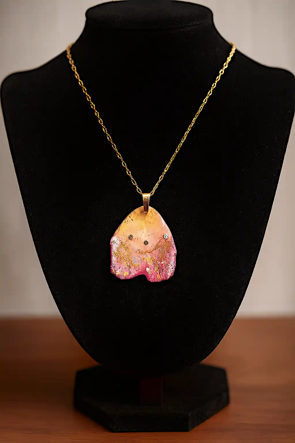 Pandantiv SM 08 – Petală naturală de trandafir cu accente aurii și cristale decorative [1]