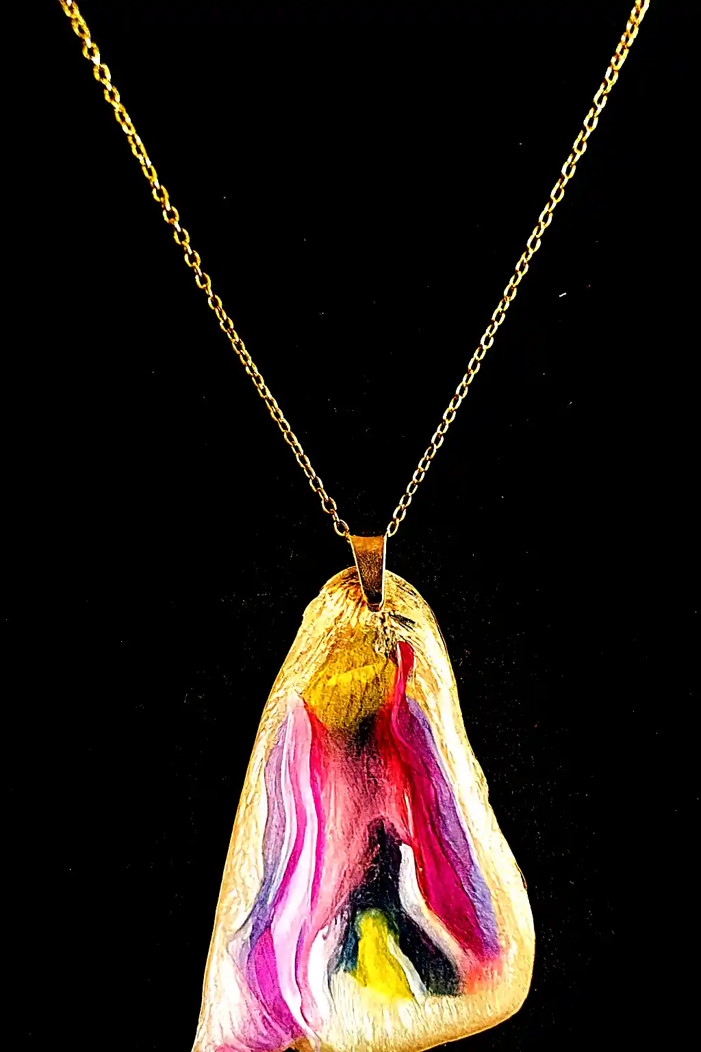 Flori Naturale - Pandantiv SM 09 – Petală naturală de trandafir multicoloră în rășină transparentă