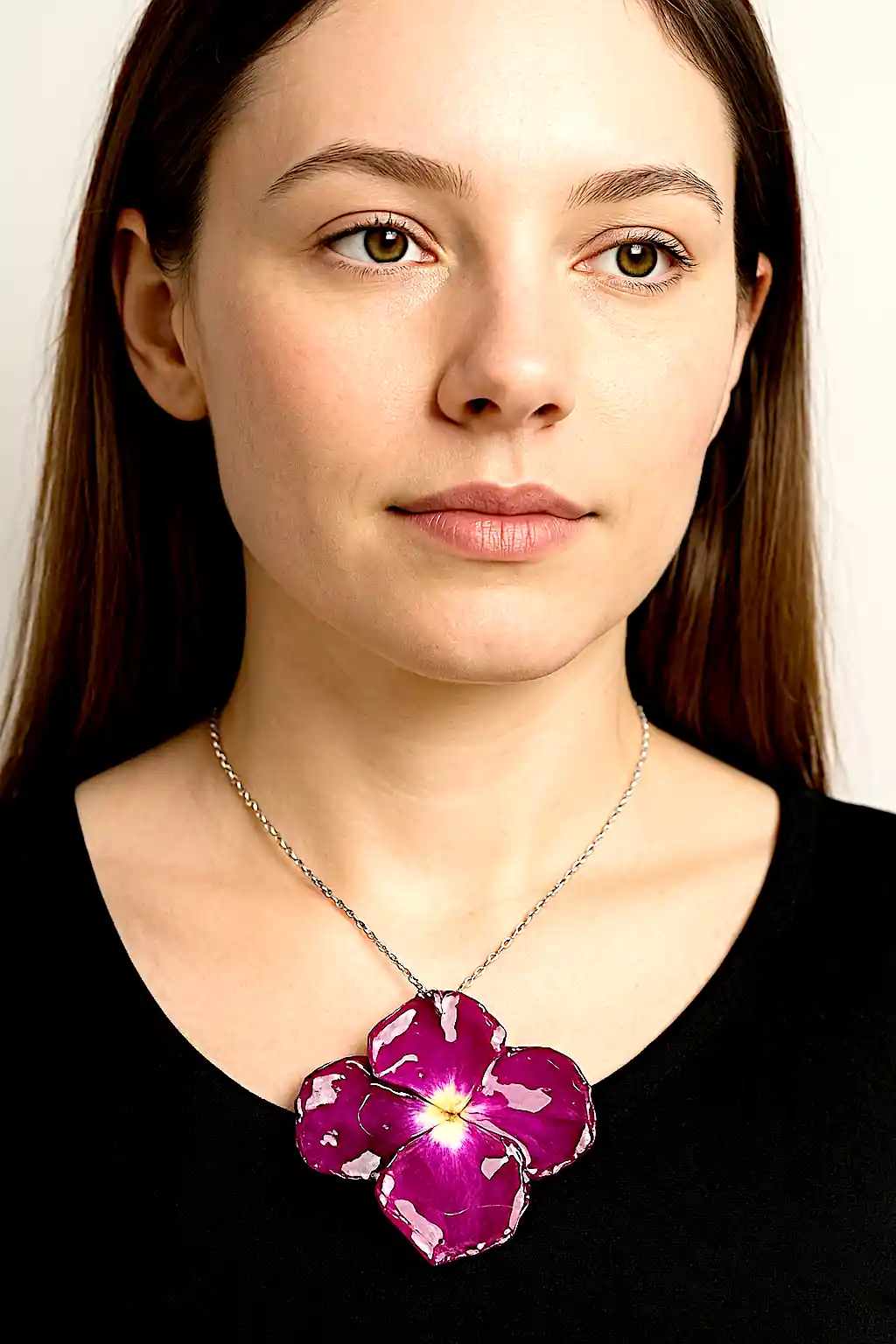 Pandantiv SM 100 – Petale naturale de trandafir în rășină transparentă [1]