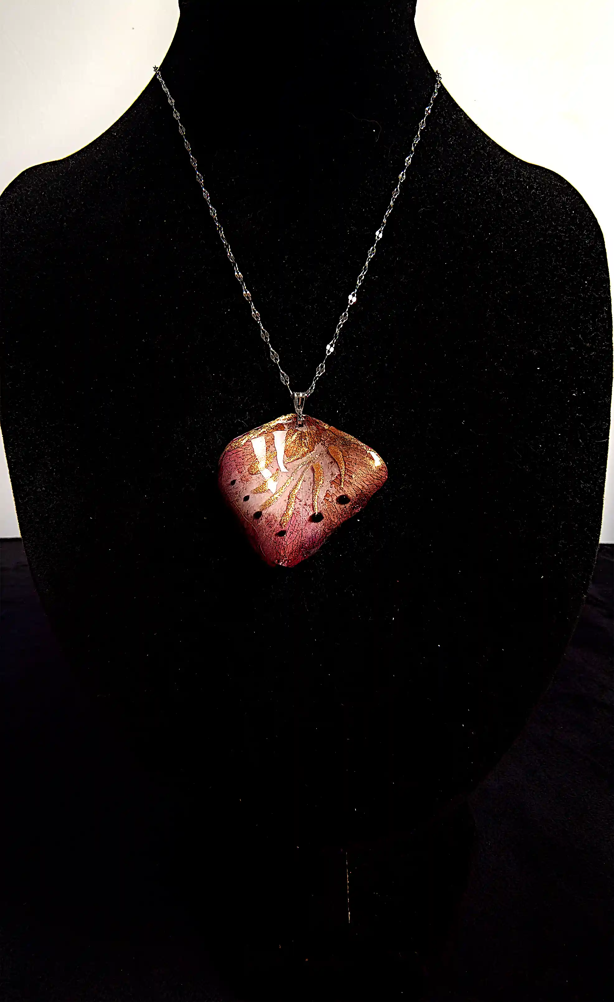 Bijuterii - Pandantiv SM 112 – Petală naturală de trandafir cu reflexe aurii