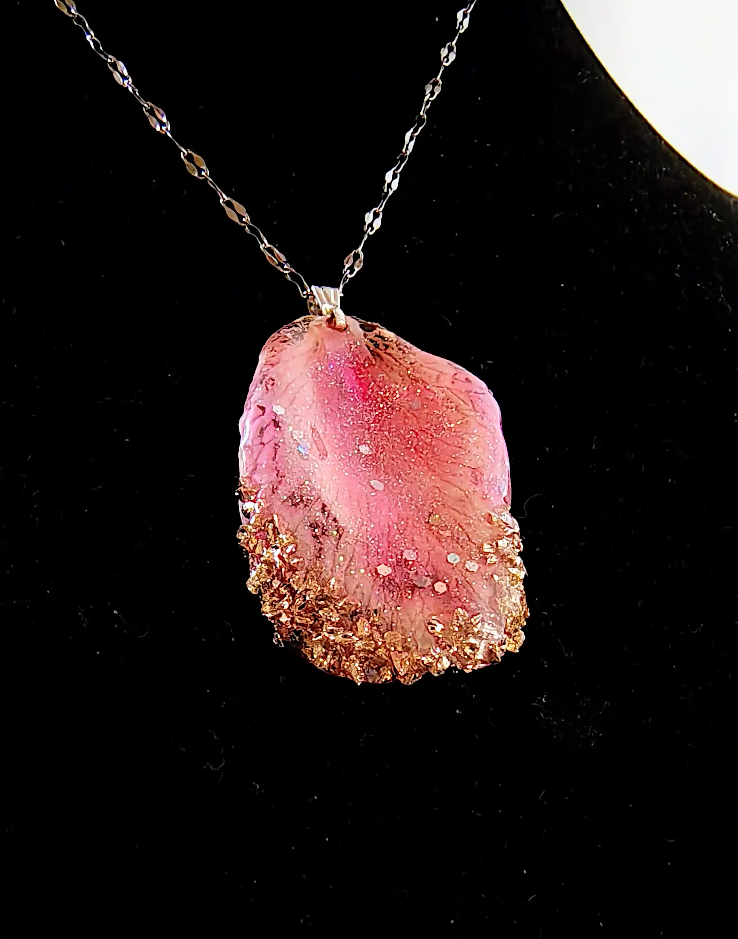 Set Handmade Cercei și Pandantiv din Petale Naturale de Trandafir cu Accente Aurii și Cristale – SM 95 [2]