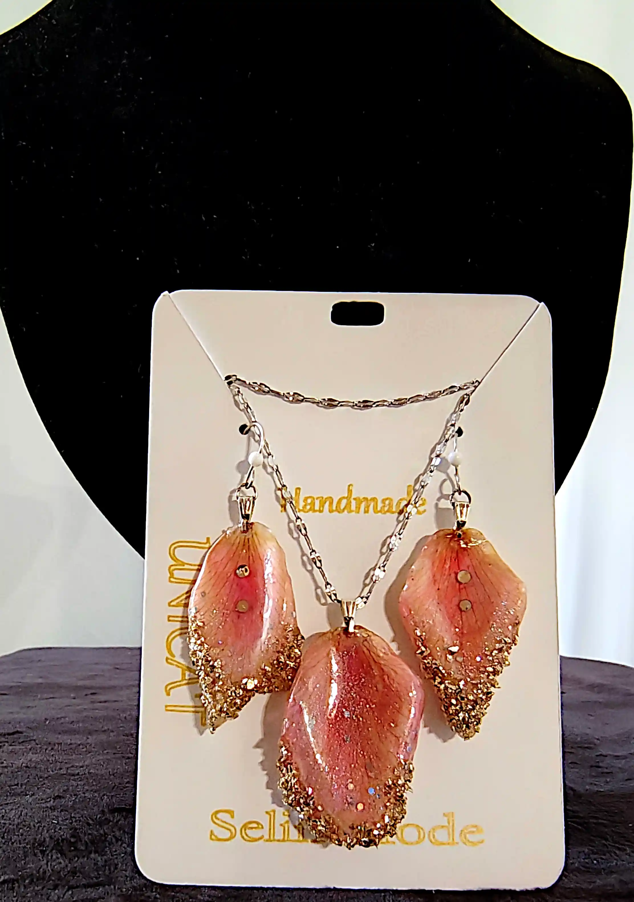 Flori Naturale - Set Handmade Cercei și Pandantiv din Petale Naturale de Trandafir cu Accente Aurii și Cristale – SM 95