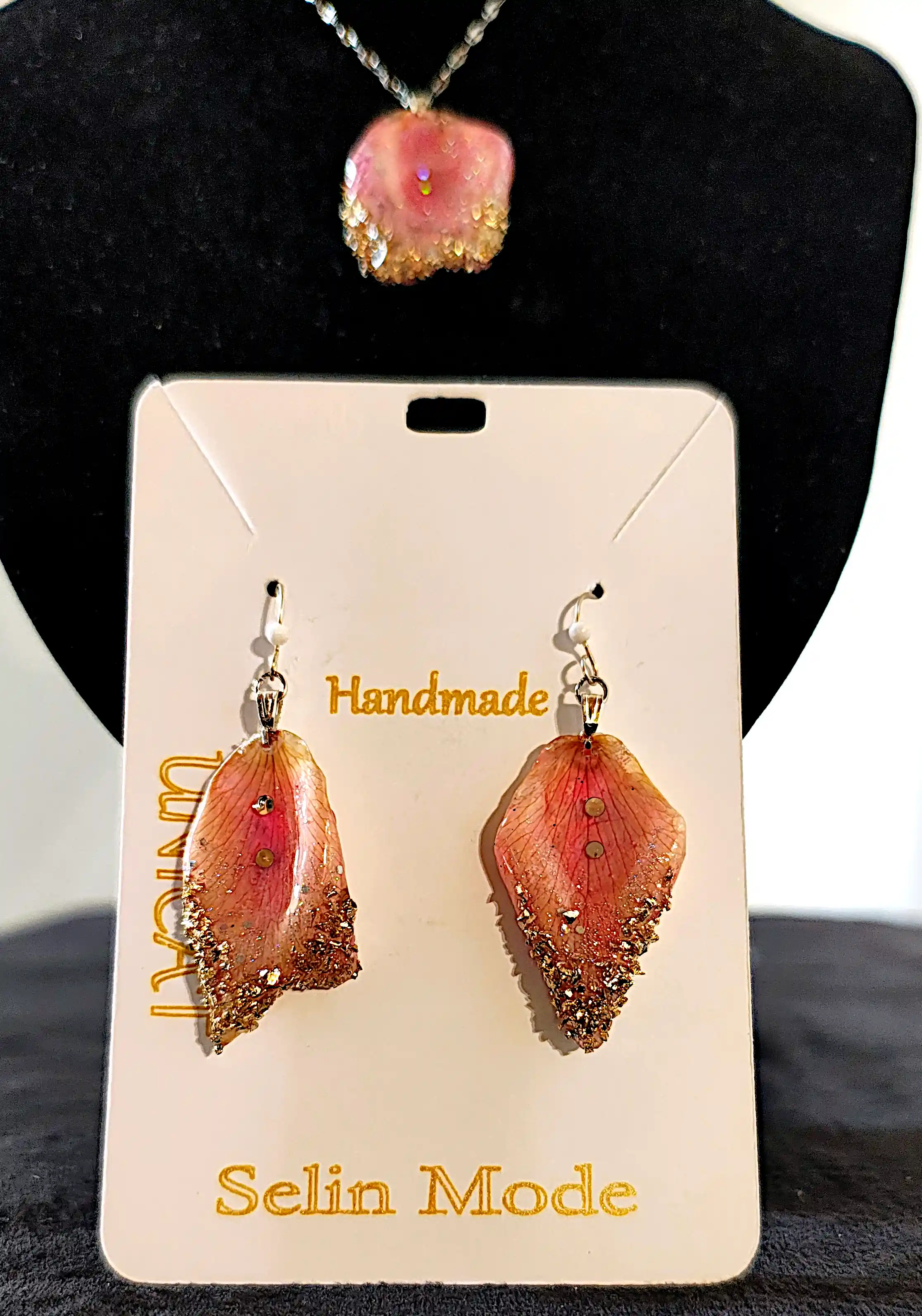 Set Handmade Cercei și Pandantiv din Petale Naturale de Trandafir cu Accente Aurii și Cristale – SM 95 [1]