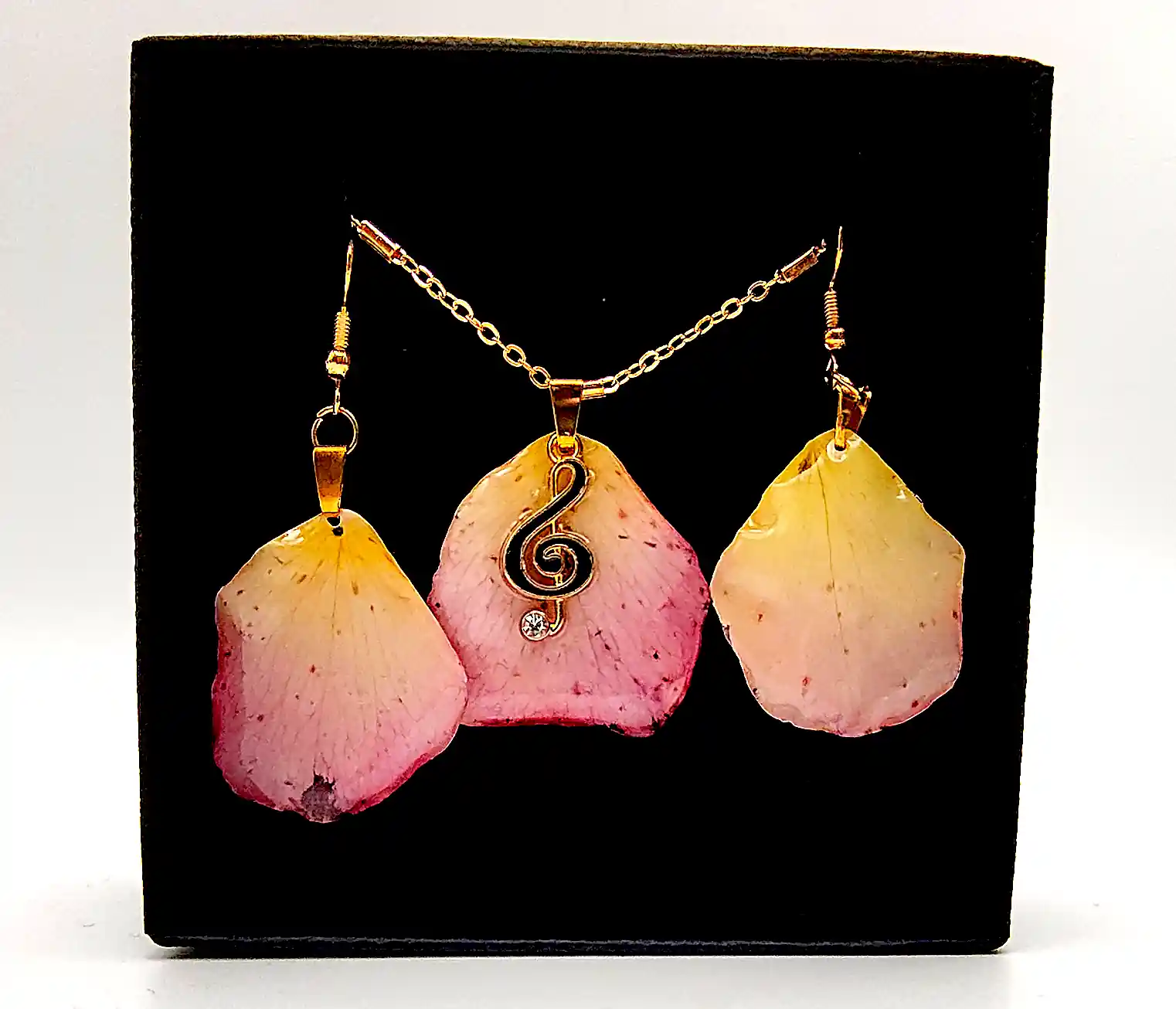 Set Handmade Cercei și Pandantiv din Petale Naturale de Trandafir cu Cheie Sol Auriu – SM 78 [1]