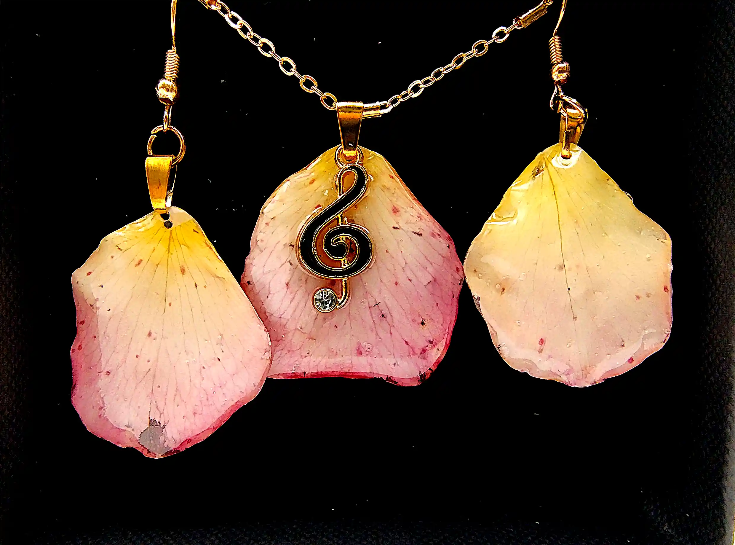 Set Handmade Cercei și Pandantiv din Petale Naturale de Trandafir cu Cheie Sol Auriu – SM 78 [2]