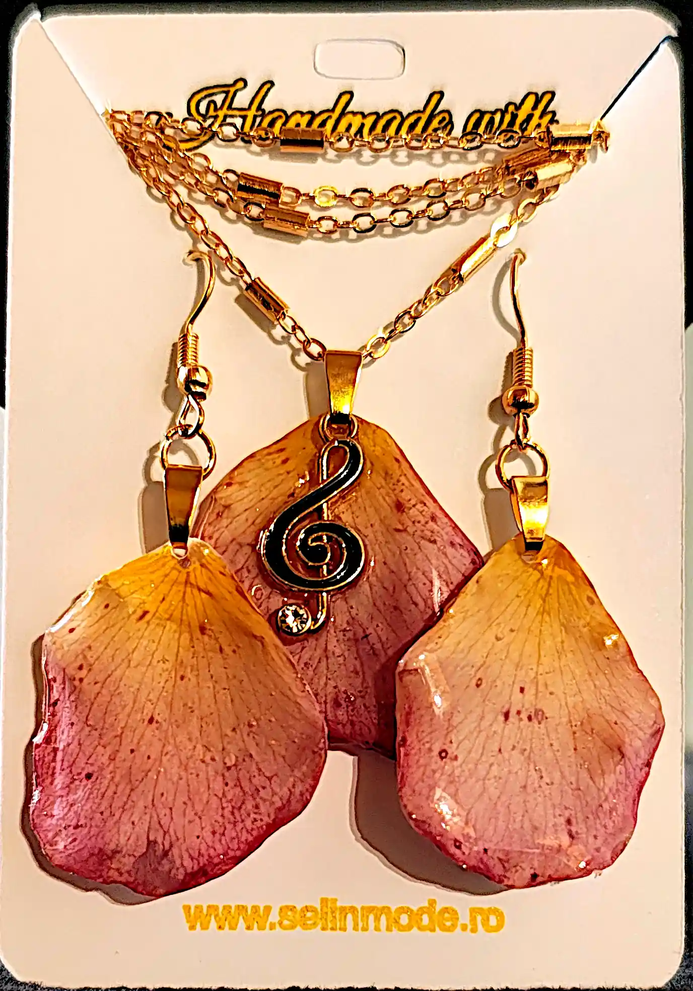 Flori Naturale - Set Handmade Cercei și Pandantiv din Petale Naturale de Trandafir cu Cheie Sol Auriu – SM 78