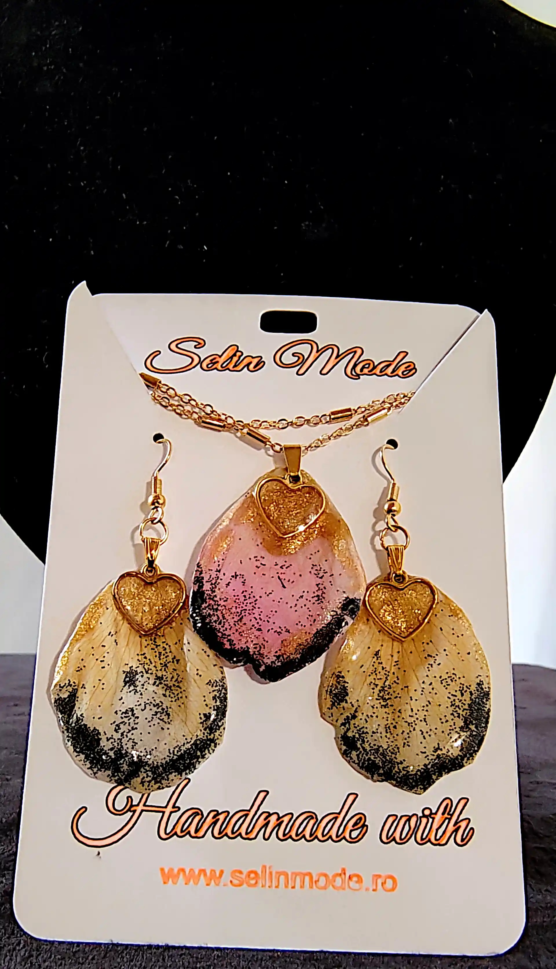 Flori Naturale - Set Handmade Cercei și Pandantiv din Petale Naturale de Trandafir cu Inimioare Aurii – SM 99