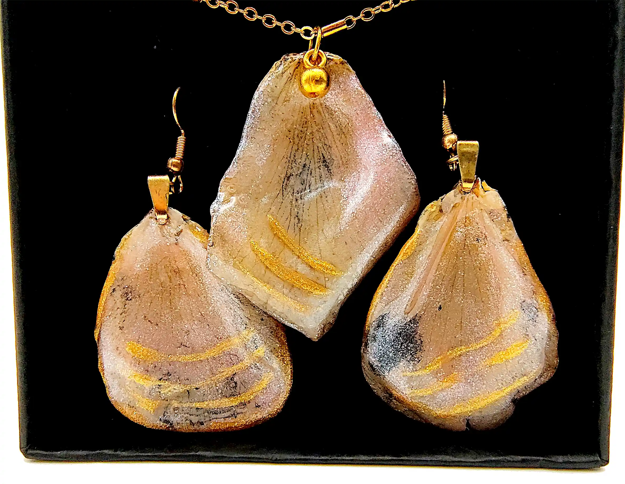 Flori Naturale - Set Handmade Cercei și Pandantiv din Petale Naturale de Trandafir cu Reflexii Aurii – SM 75