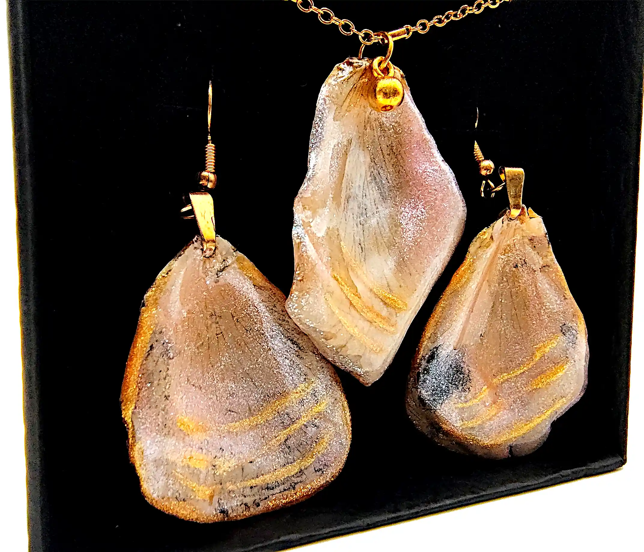 Set Handmade Cercei și Pandantiv din Petale Naturale de Trandafir cu Reflexii Aurii – SM 75 [2]