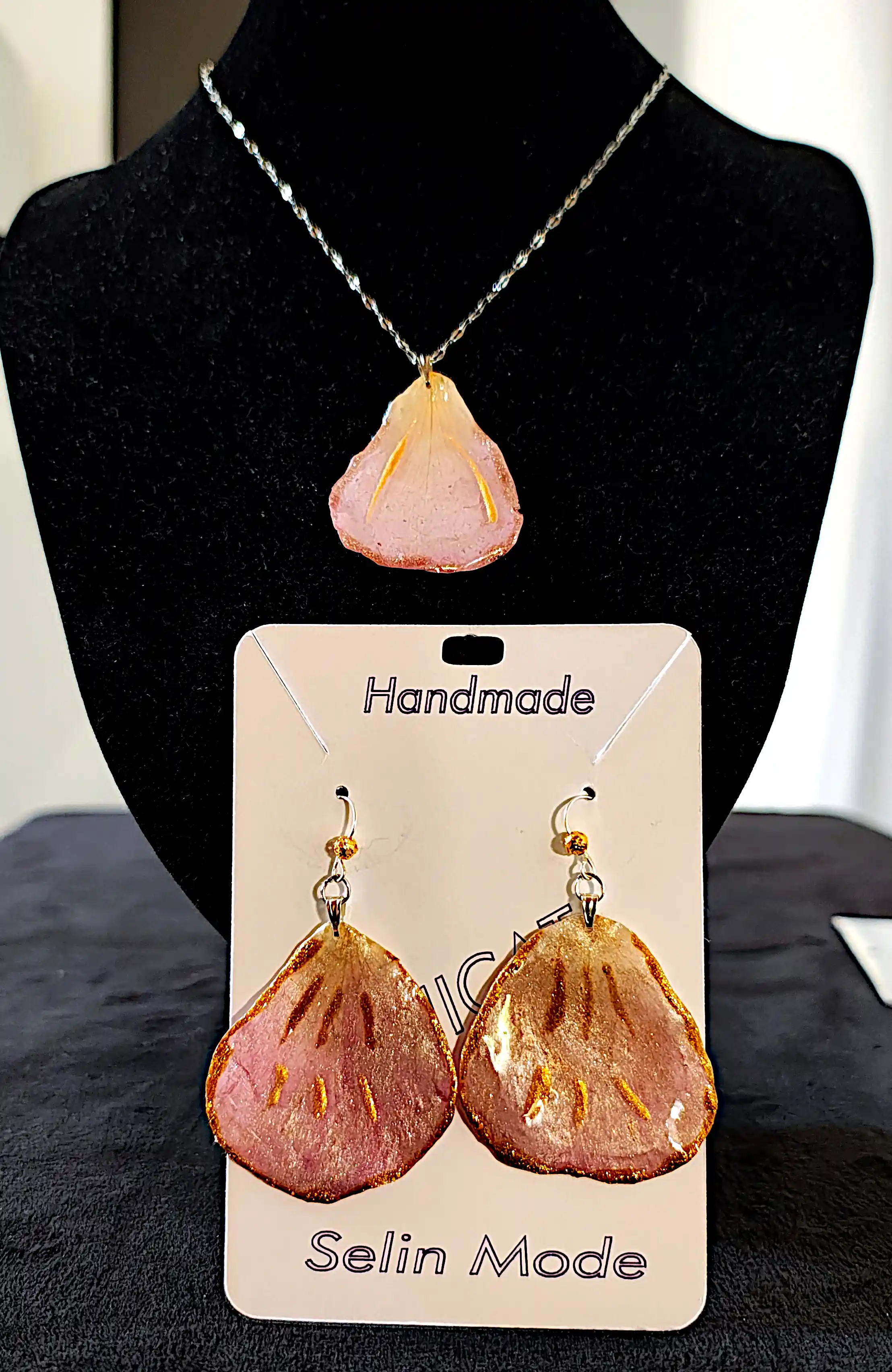 Set Handmade Cercei și Pandantiv din Petale Naturale de Trandafir cu Reflexii Aurii – SM 97 [2]