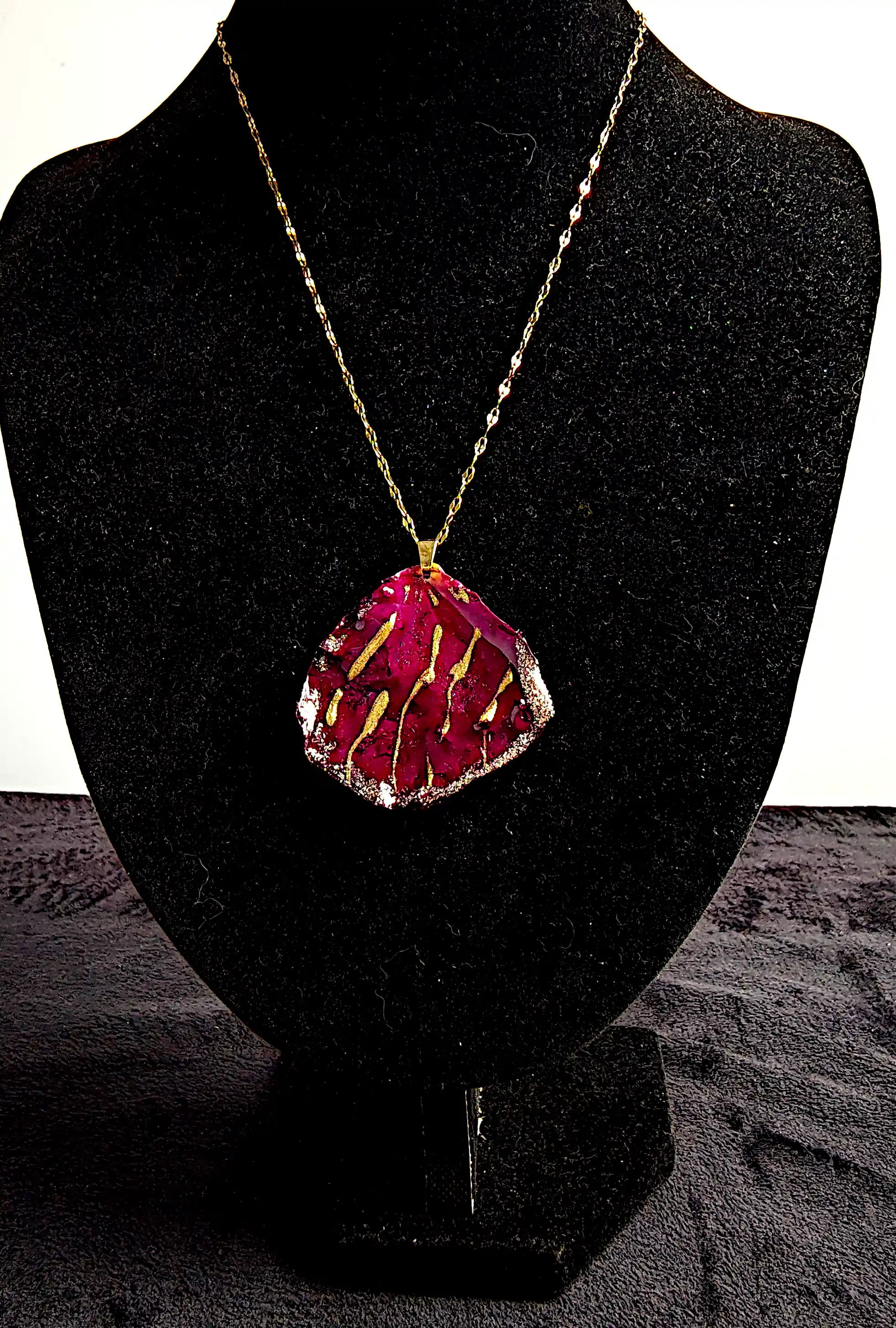 Set Handmade Cercei și Pandantiv din Petale Naturale de Trandafir Roșu cu Accente Aurii – SM 50 [2]