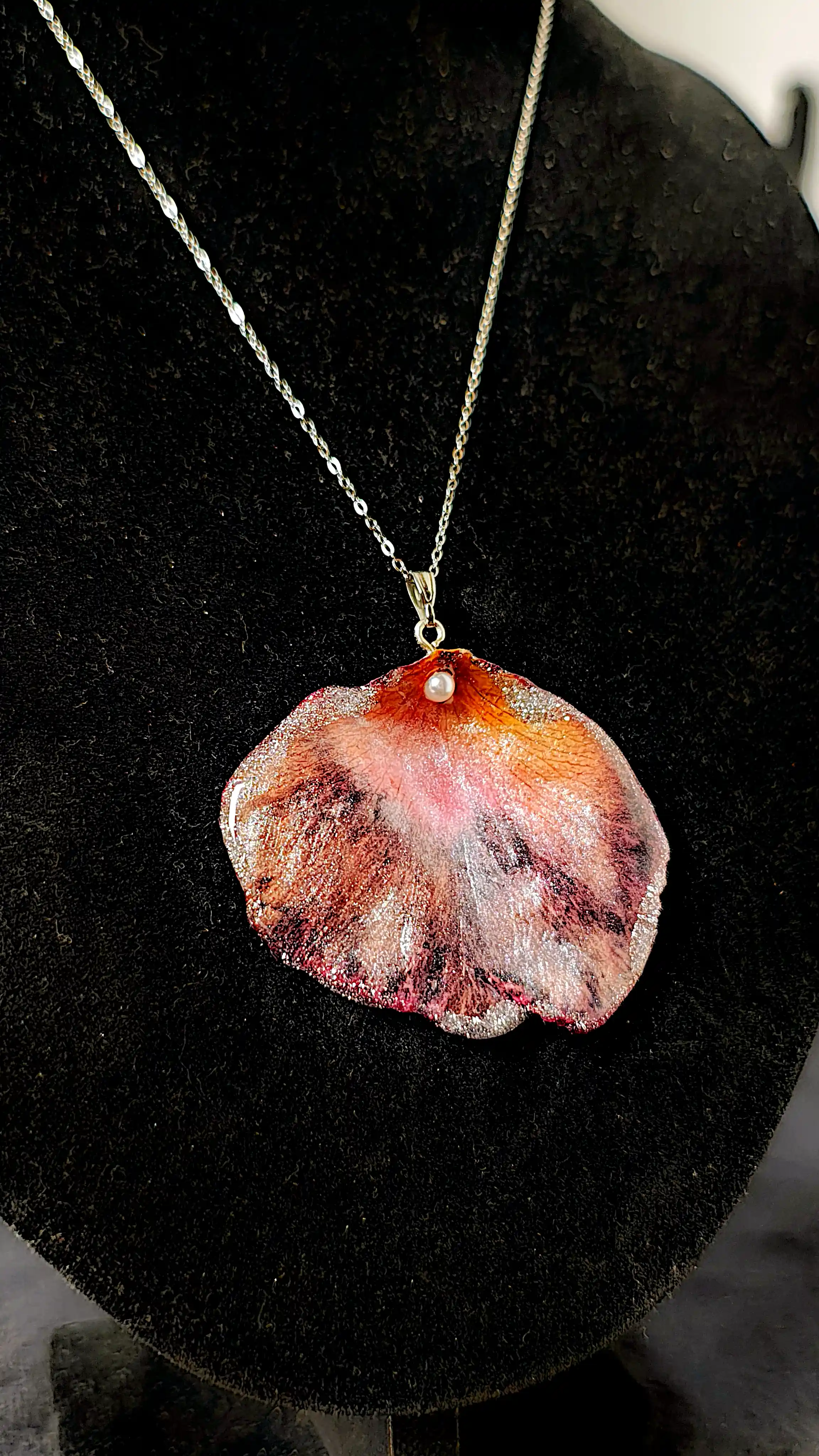 Set Handmade Cercei și Pandantiv din Petale Naturale în Rășină cu Perle Decorative – SM 13 [2]