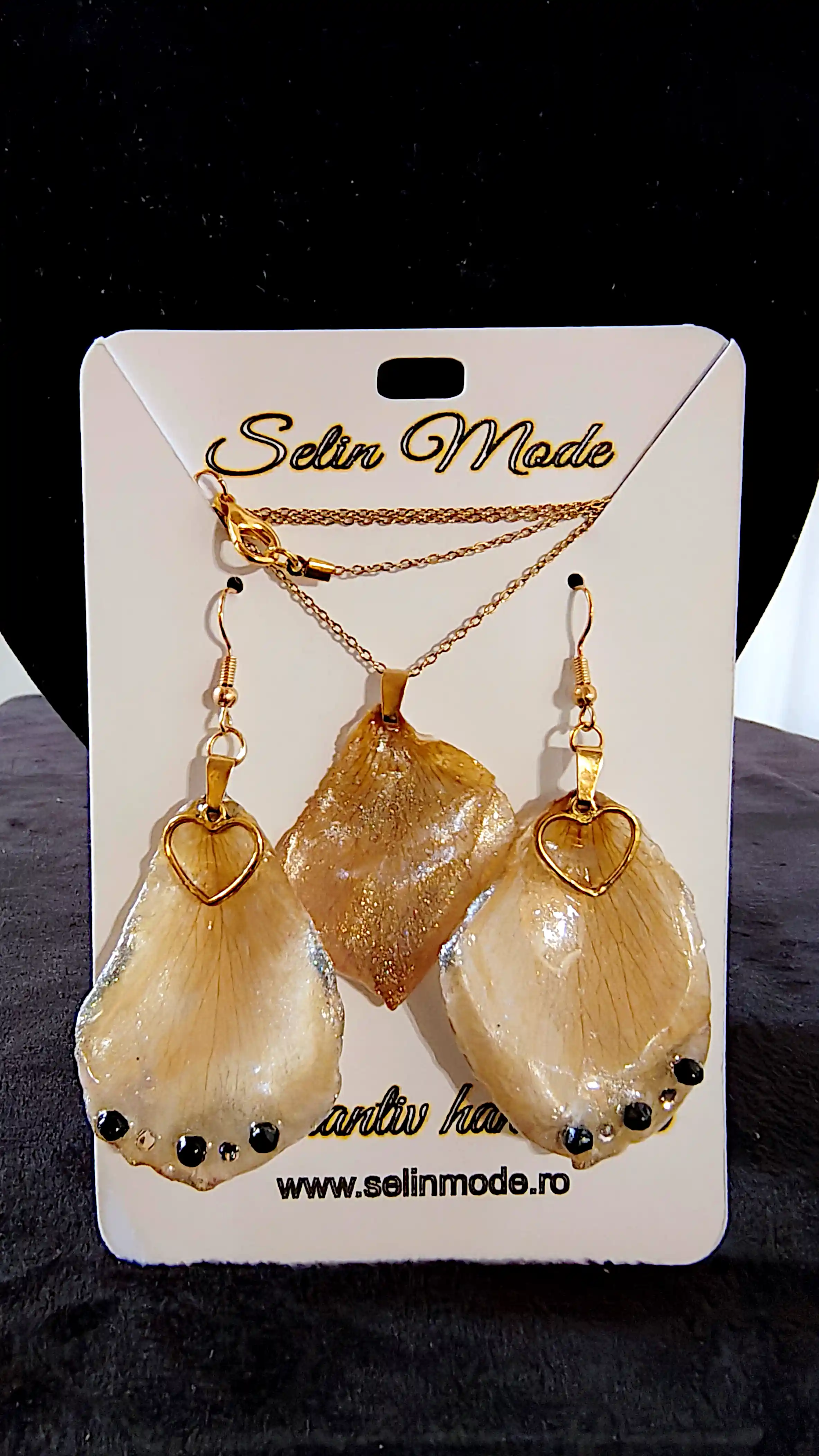 Flori Naturale - Set Handmade Cercei și Pandantiv din Petale de Trandafir Naturale cu Inimioare Aurii și Cristale Negre – SM 76 – Selin Mode