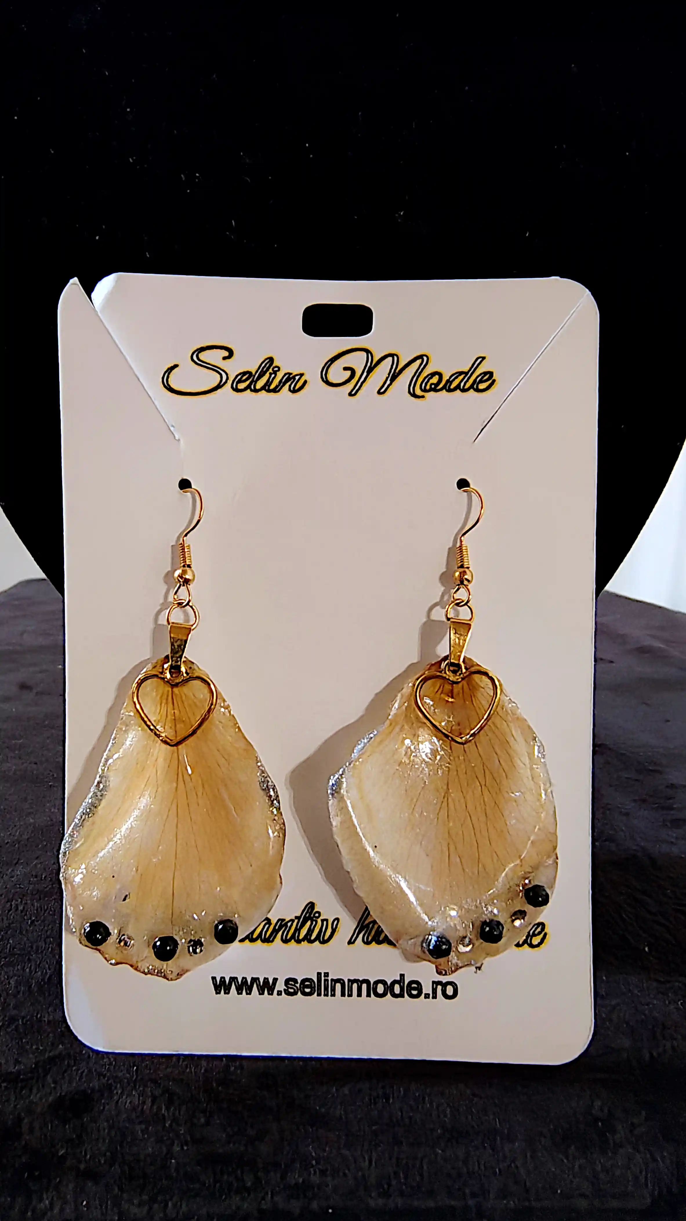 Set Handmade Cercei și Pandantiv din Petale de Trandafir Naturale cu Inimioare Aurii și Cristale Negre – SM 76 – Selin Mode [1]