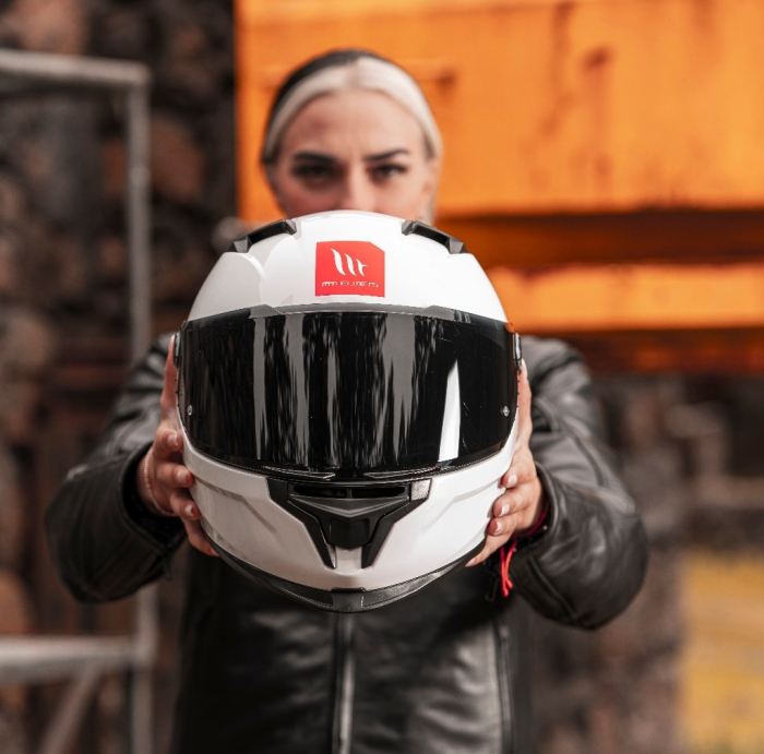 Casca integrala MT Braker SV A0 alb lucios (ochelari soare integrati) – tip viziera: MT-V-28B – DKS435 – punctaj maxim SHARP Test – 5 stele [11]