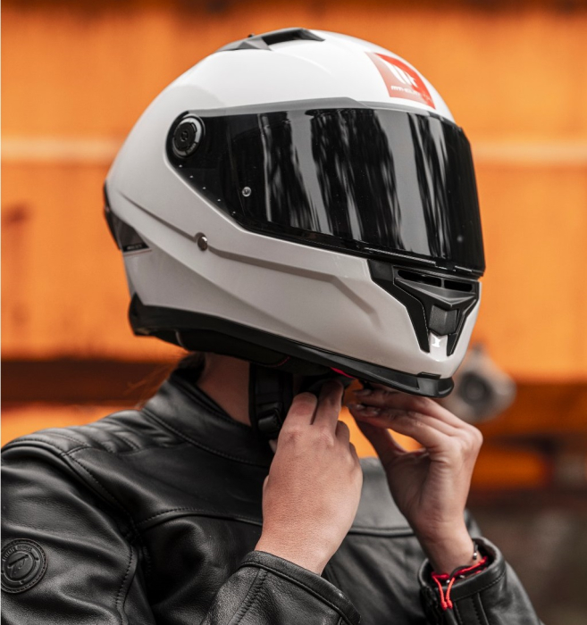 Casca integrala MT Braker SV A0 alb lucios (ochelari soare integrati) – tip viziera: MT-V-28B – DKS435 – punctaj maxim SHARP Test – 5 stele [10]