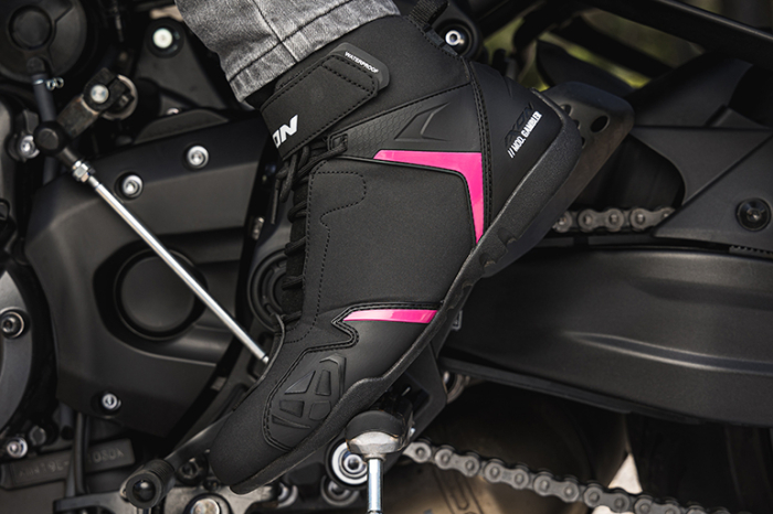 Ghete moto Roadster femei All Season Ixon model Gambler WP LS culoare: negru/fuchsia (roz) (100% waterproof) [3]