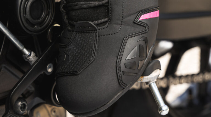 Ghete moto Roadster femei All Season Ixon model Gambler WP LS culoare: negru/fuchsia (roz) (100% waterproof) [2]