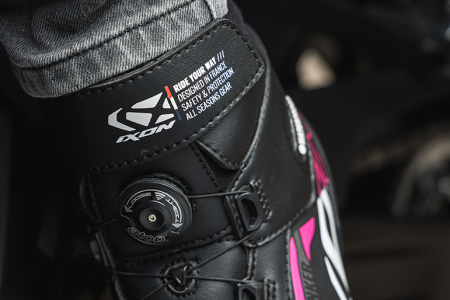 Ghete moto Roadster femei All season Ixon model Ranker WP LS culoare: negru/alb/fuchsia (roz) (100% waterproof) [4]