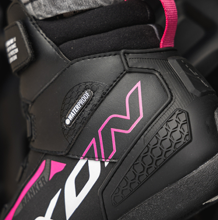 Ghete moto Roadster femei All season Ixon model Ranker WP LS culoare: negru/alb/fuchsia (roz) (100% waterproof) [2]