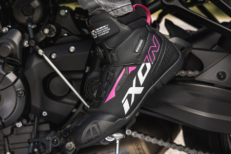 Ghete moto Roadster femei All season Ixon model Ranker WP LS culoare: negru/alb/fuchsia (roz) (100% waterproof) [3]