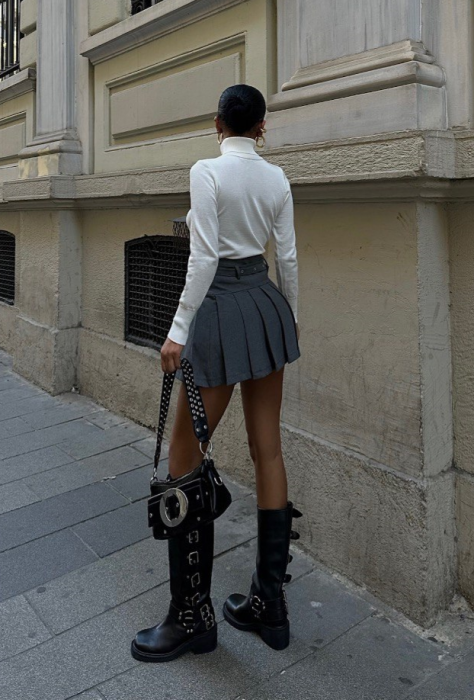 Bluza tip helanca pe gat cu maneci usor evazate. [4]