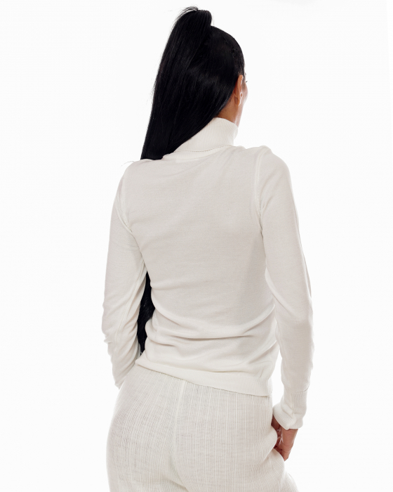 Bluza tip helanca pe gat cu maneci usor evazate. [4]