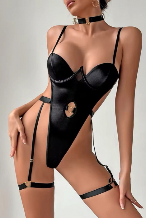 Vista Frontale del Body Nero con Giarrrettiere