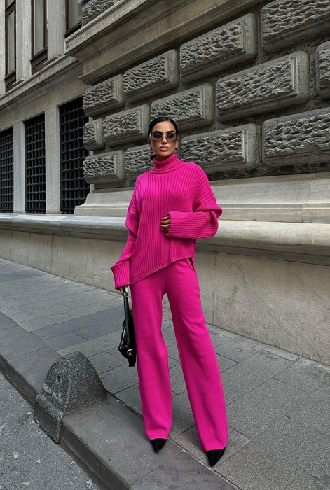 Compleu fucsia cu pantaloni largi și bluză asimetrică [2]