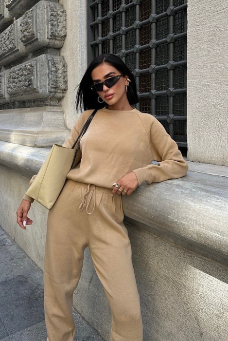 Compleu bej de dama cu hanorac si pantaloni [2]